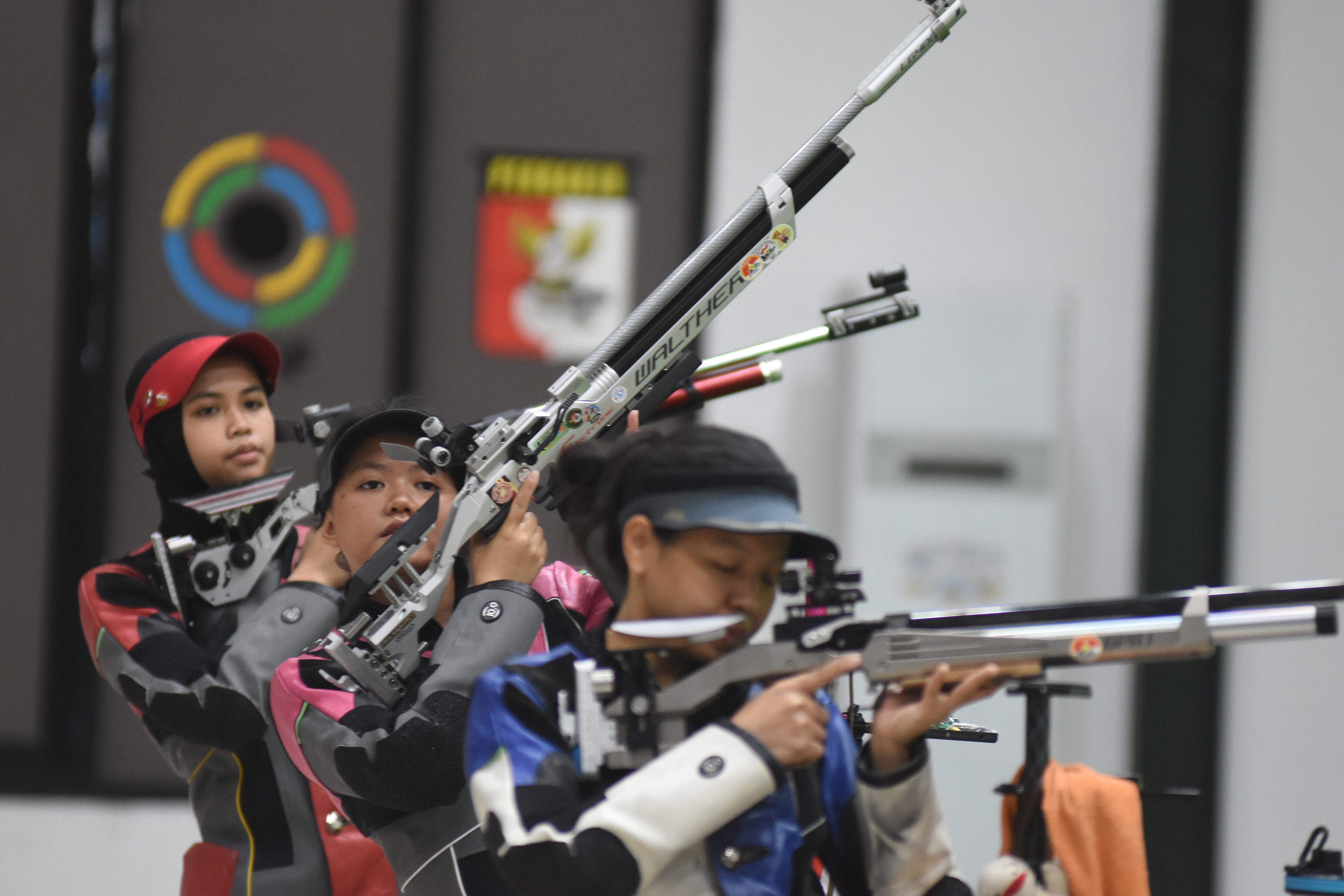 Potret sejumlah atlet tembak tengah melakukan persiapan.