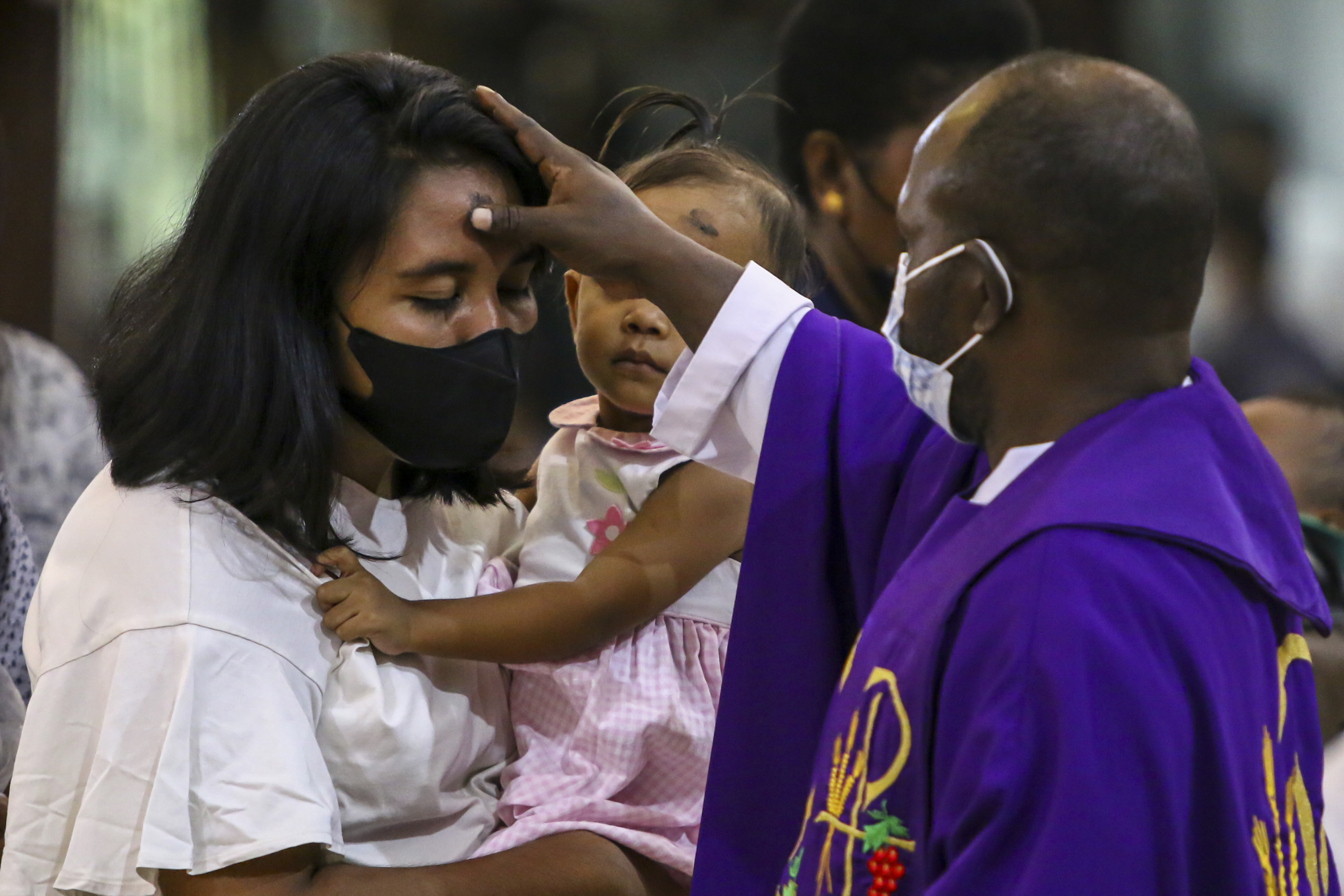 Umat menerima abu dengan simbol salib saat Misa Rabu Abu di Gereja Katedral Tiga Raja, Timika