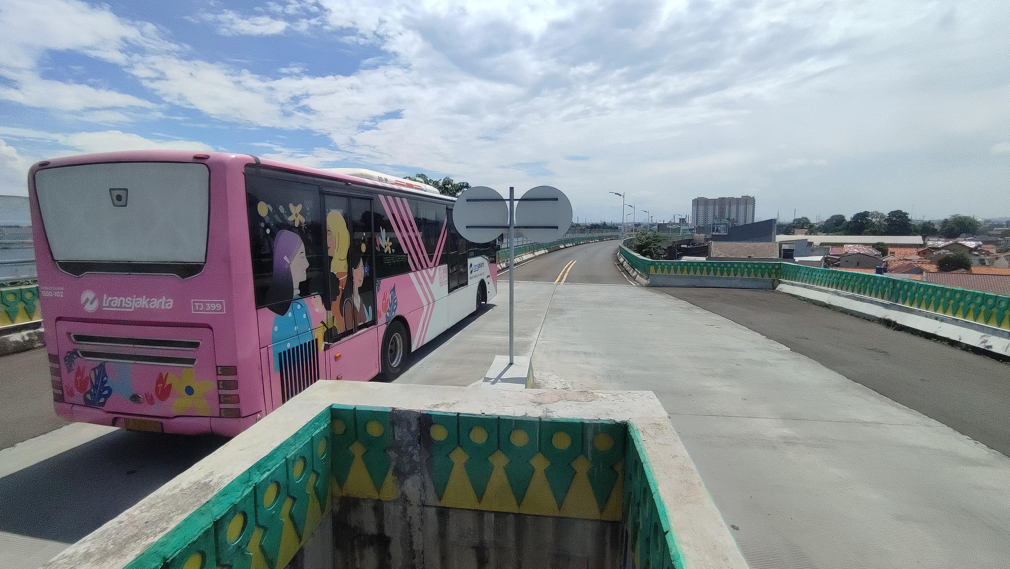 Bus Transjakarta Koridor 13 (Tendean-Ciledug) melintasi jalan layang di kawasan Cipulir, Kebayoran Lama, Jakarta, Selasa (21/2/2023).