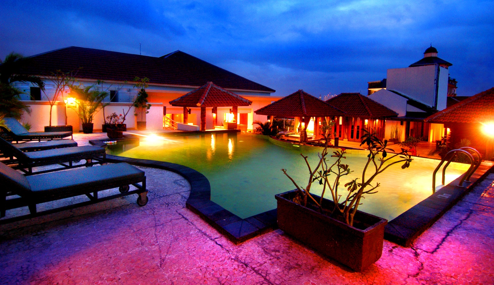 Suasana romantis di kolam renang Arion Suites Hotel Bandung