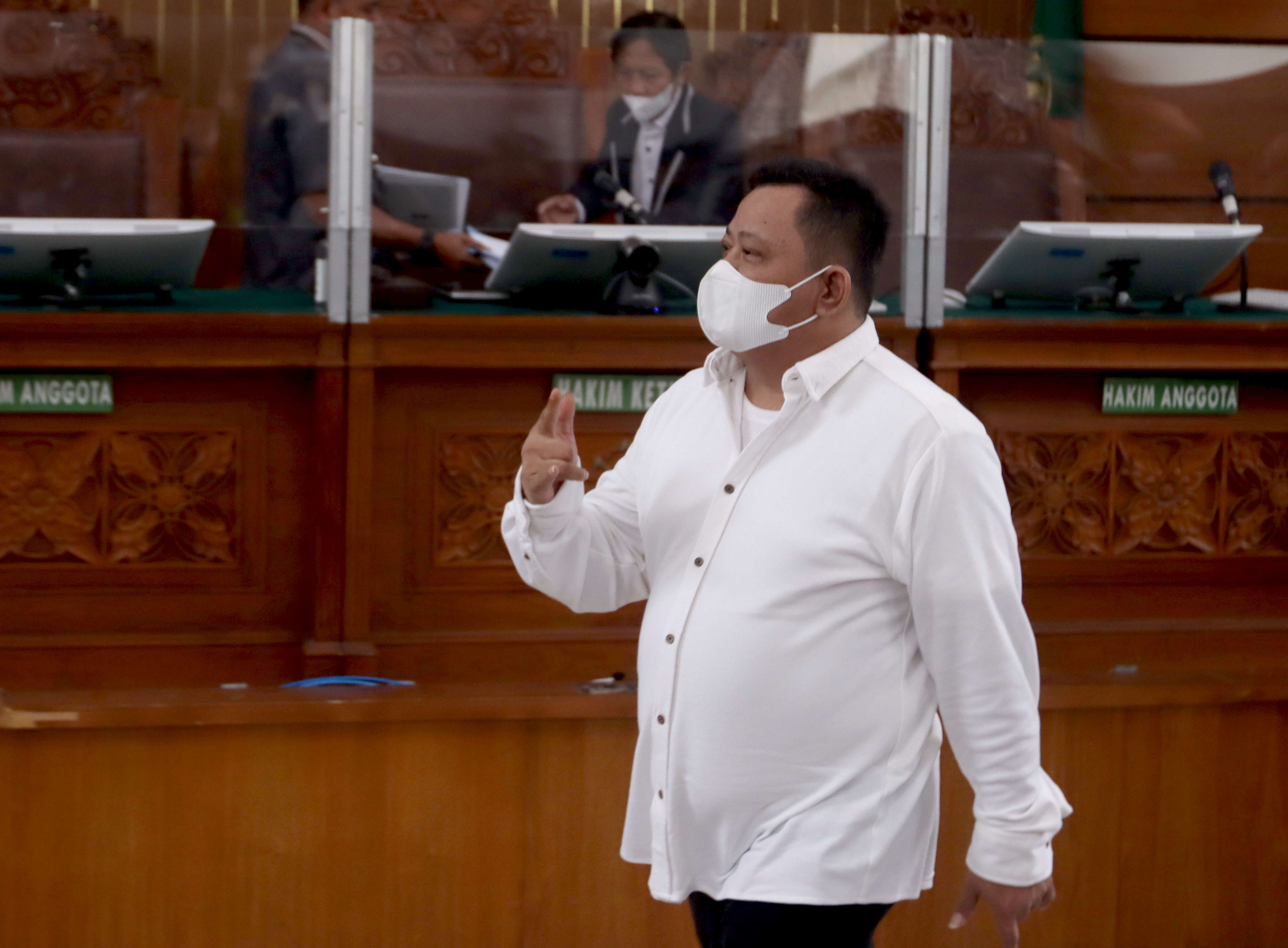 Sopir mantan Kadiv Propam Polri Ferdy Sambo, Kuat Ma'ruf, memberikan salam 