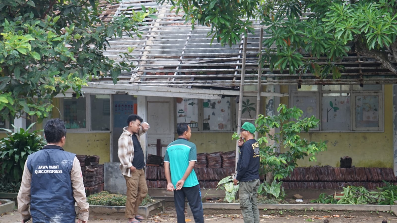 Renovasi bangunan sekolah di SDN Cipaku, Desa Ujung Genteng, Kecamatan Ciracap, Kabupaten Sukabumi.