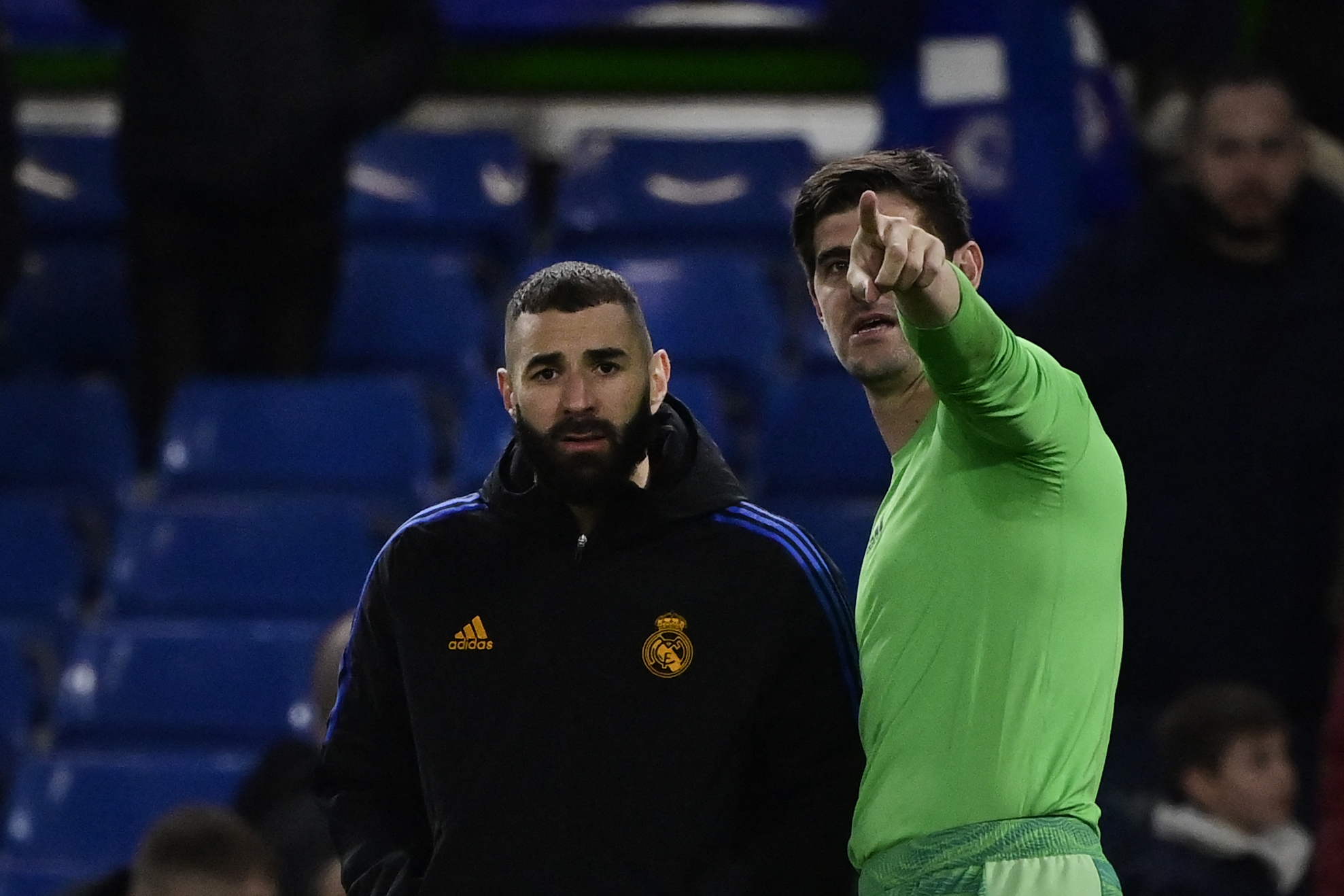 Duet pemain Real Madrid Karim Benzema (kiri) dan Thibaut Courtois