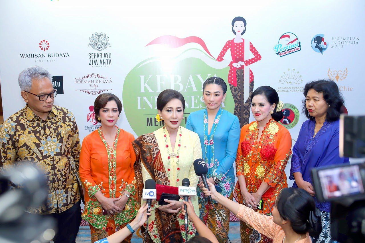 Emi Wiranto, Ketua Panitia yang juga Ketua Umum Sekar Ayu Jiwanta.