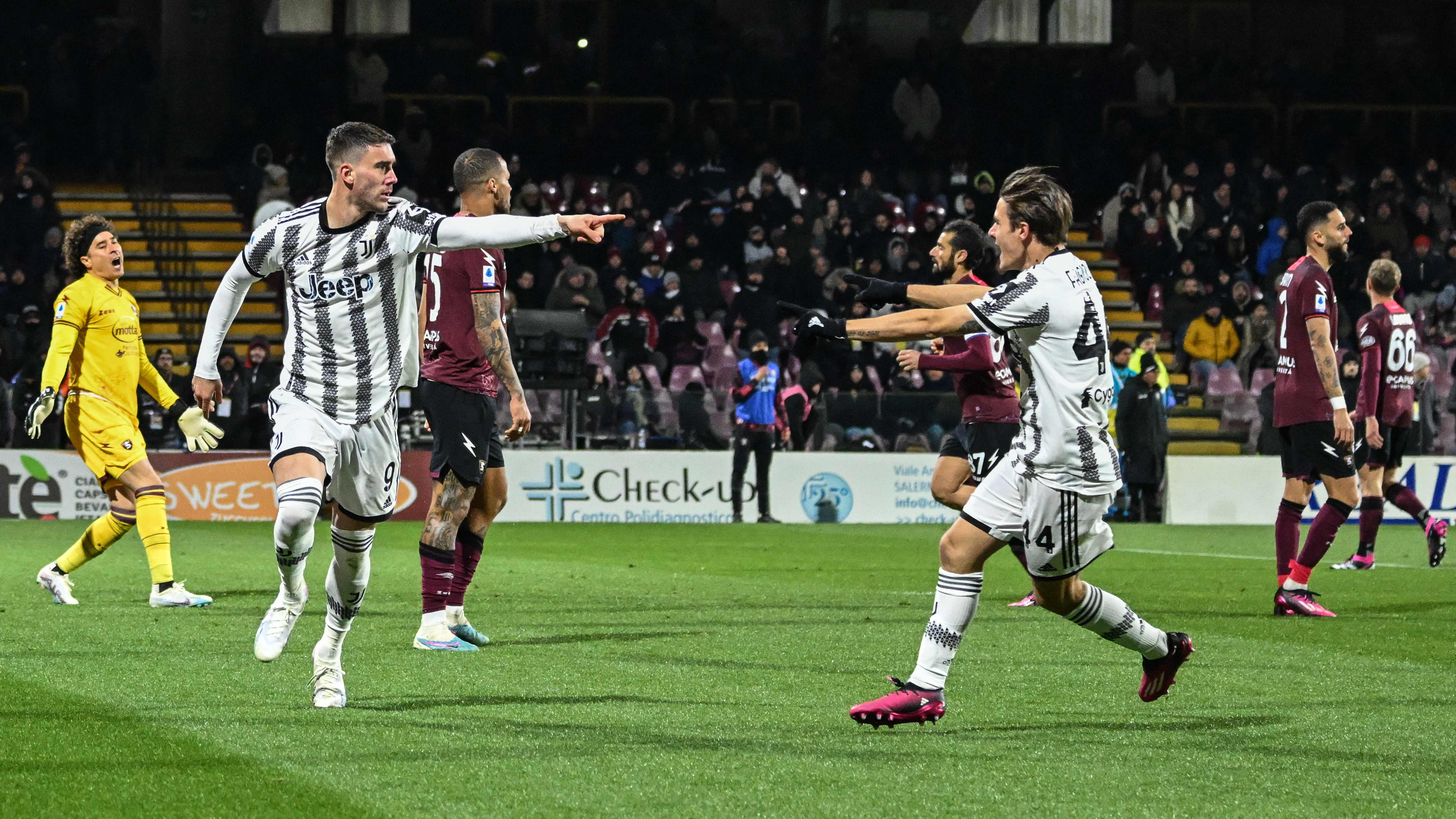 Penyerang Juventus Dusan Vlahovic (kiri) melakukan selebrasi usai mencetak gol ke gawang Salernitana di laga Serie A.