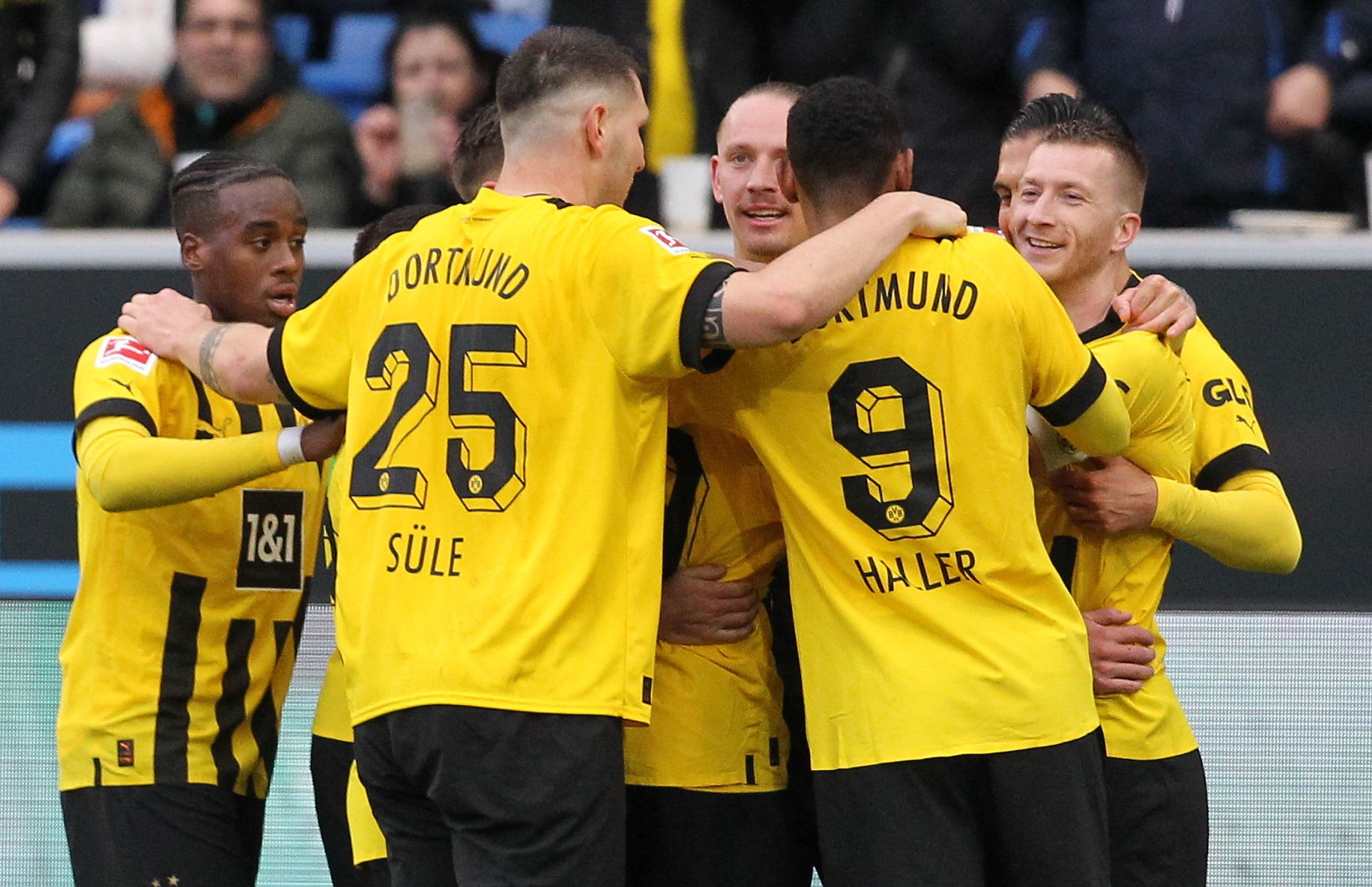 Pemain Borussia Dortmund merayakan gol yang dicetak ke gawang Hoffenheim dalam lanjutan Bundesliga, Sabtu (25/2). Dortmund menang 1-0. 