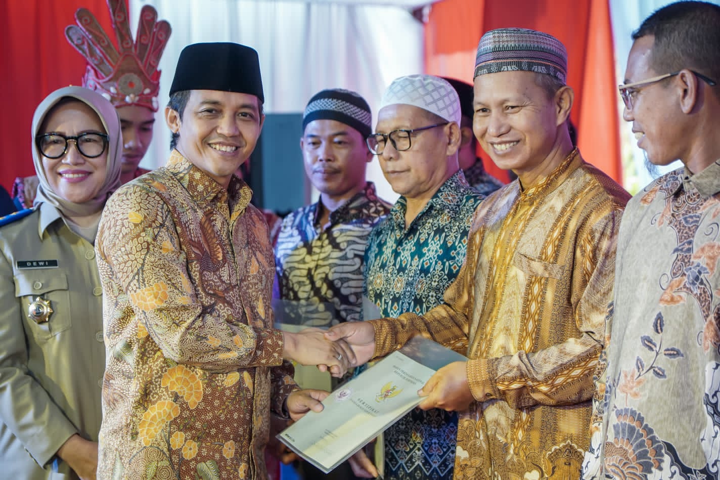 Wamen ATR/BPN, Raja Juli Antoni menyerahkan sertifikat wakaf dan gereja di Desa Ambawang Kuala, Kabupaten Kubu Raya, Kalbar, Jumat (3/2)