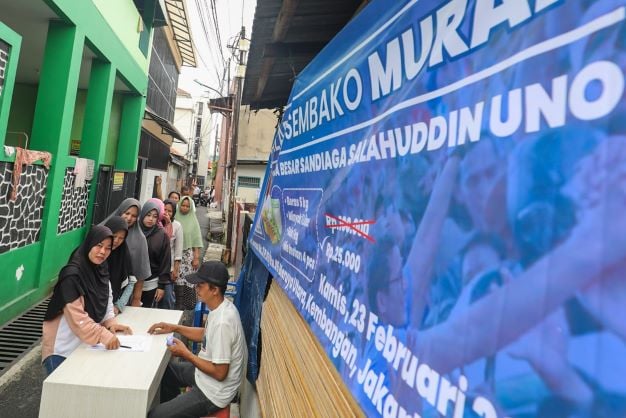Relawan Sandiaga Uno menggelar bazar sembako murah di Jalan Jomas, Meruya Utara, Kembangan, Jakarta Barat.