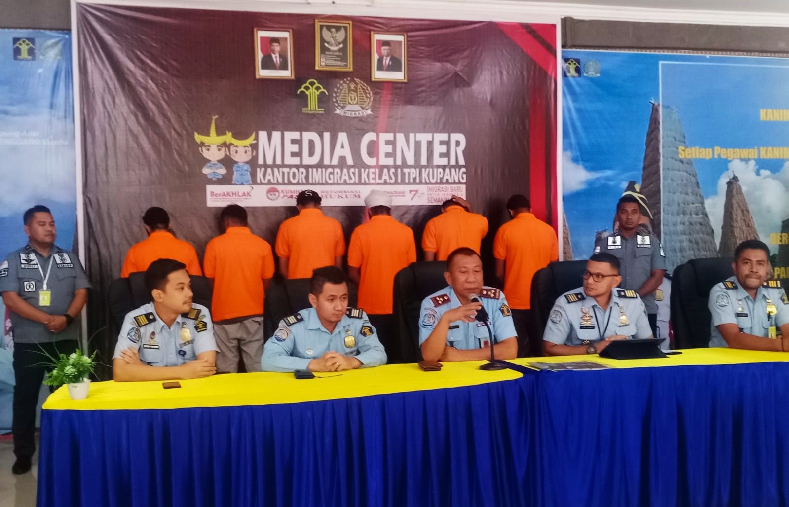  Kepala Kantor Imigrasi Kelas I TPI Kupang, Darwanto menyampaikan keterangan pers tentang lima warga India yang akan dideportasi, Selasa (7/