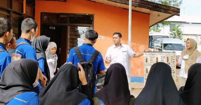 Siswa SMK-PP Negeri Banjarbaru mengunjungi Penggudangan Bulog Kalsel.