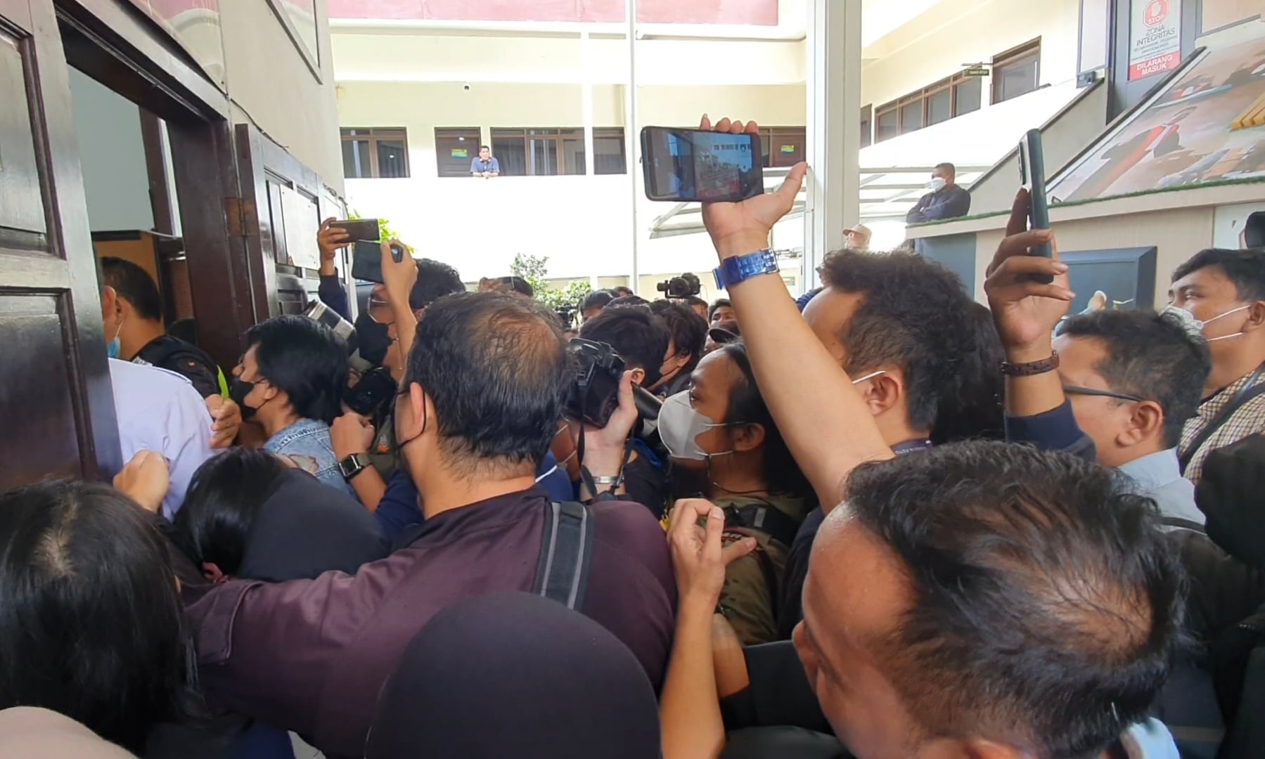 Pengunjung dan awak media berdesakan masuk ruang sidang vonis Bharada E