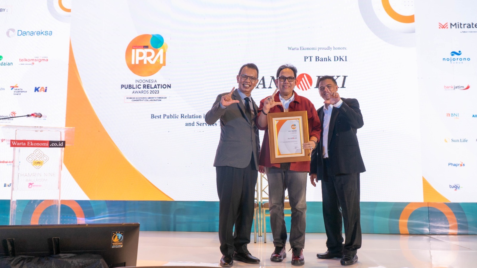 Dirut Bank DKI Fidri Arnaldy menerima penghargaan untuk Bank DKI sebagai Best Public Relation