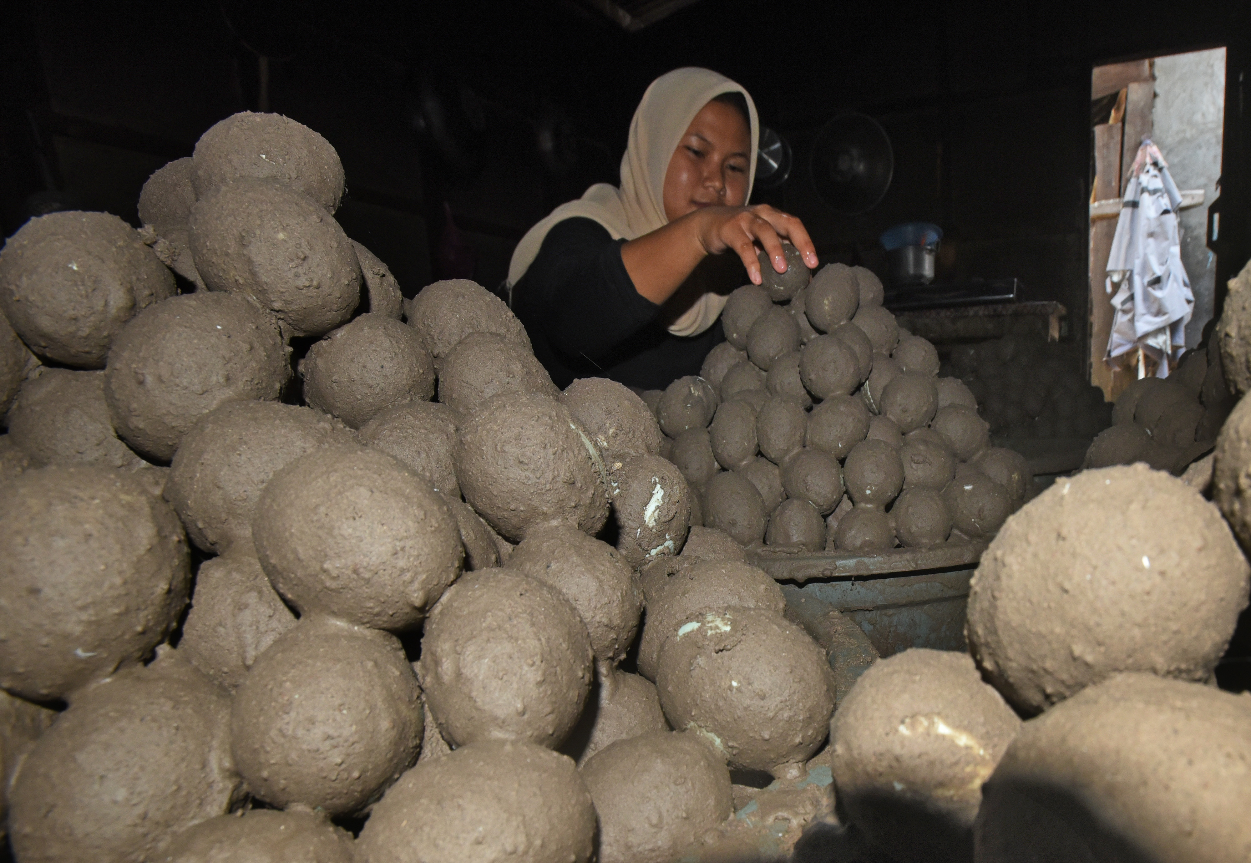 Pekerja memeriksa pelapis telur saat proses pembuatan telur asin di Kampung Sukadiri, Kasunyatan, Serang, Banten