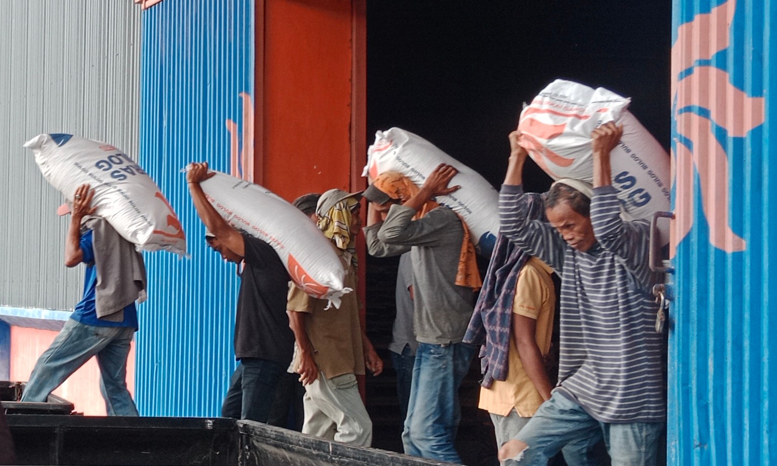 Perum Bulog menggelontor beras untuk Stabilitas Pasokan Dan Harga Pangan di kawasan setempat, namun belum mampu turunkan harga beras.