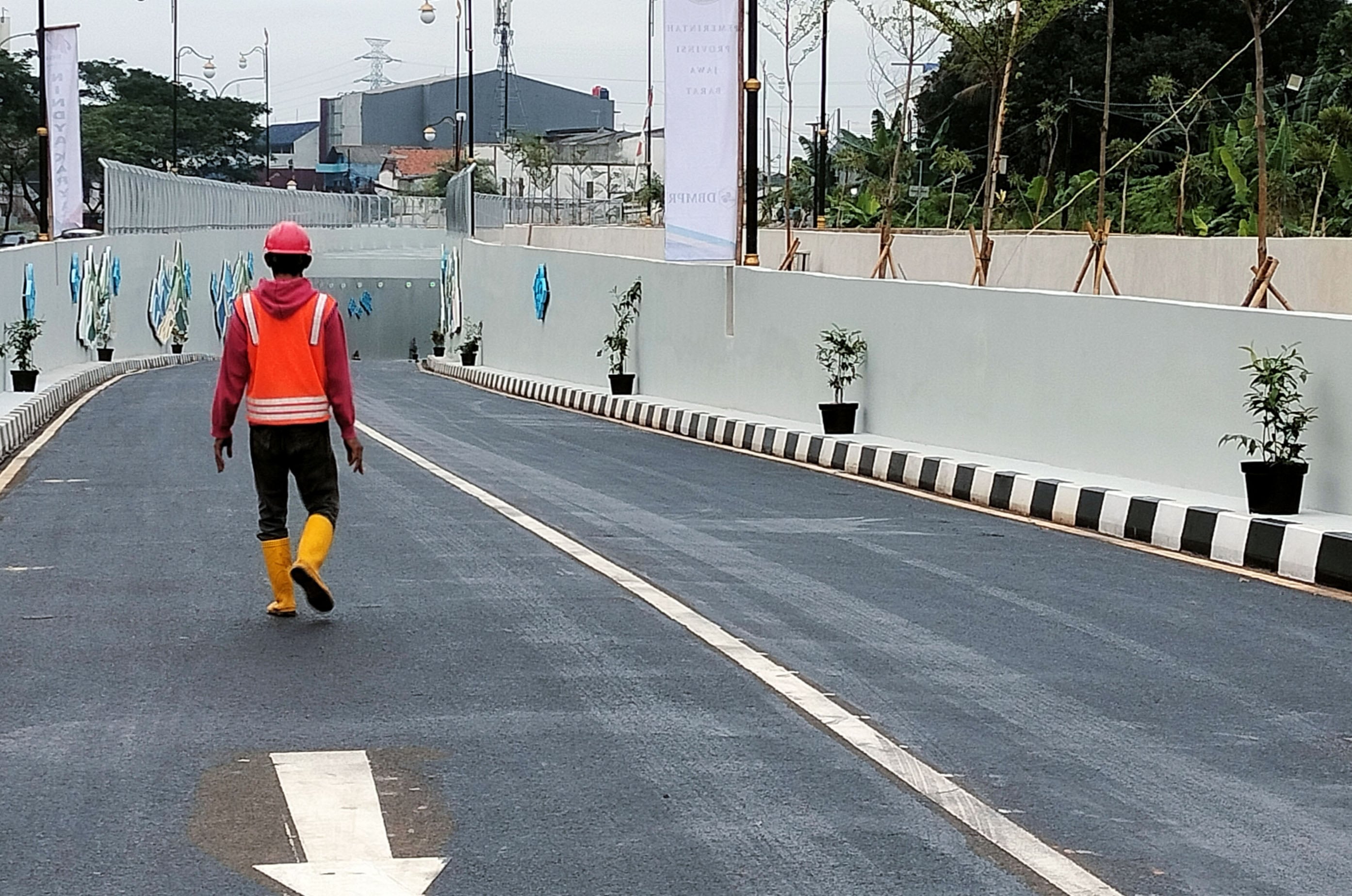 Pekerja berjalan di Underpass Dewi Sartika saat akan diresmikan Gubernur Jawa Barat Ridwan Kamil di Depok, Selasa (17/1).