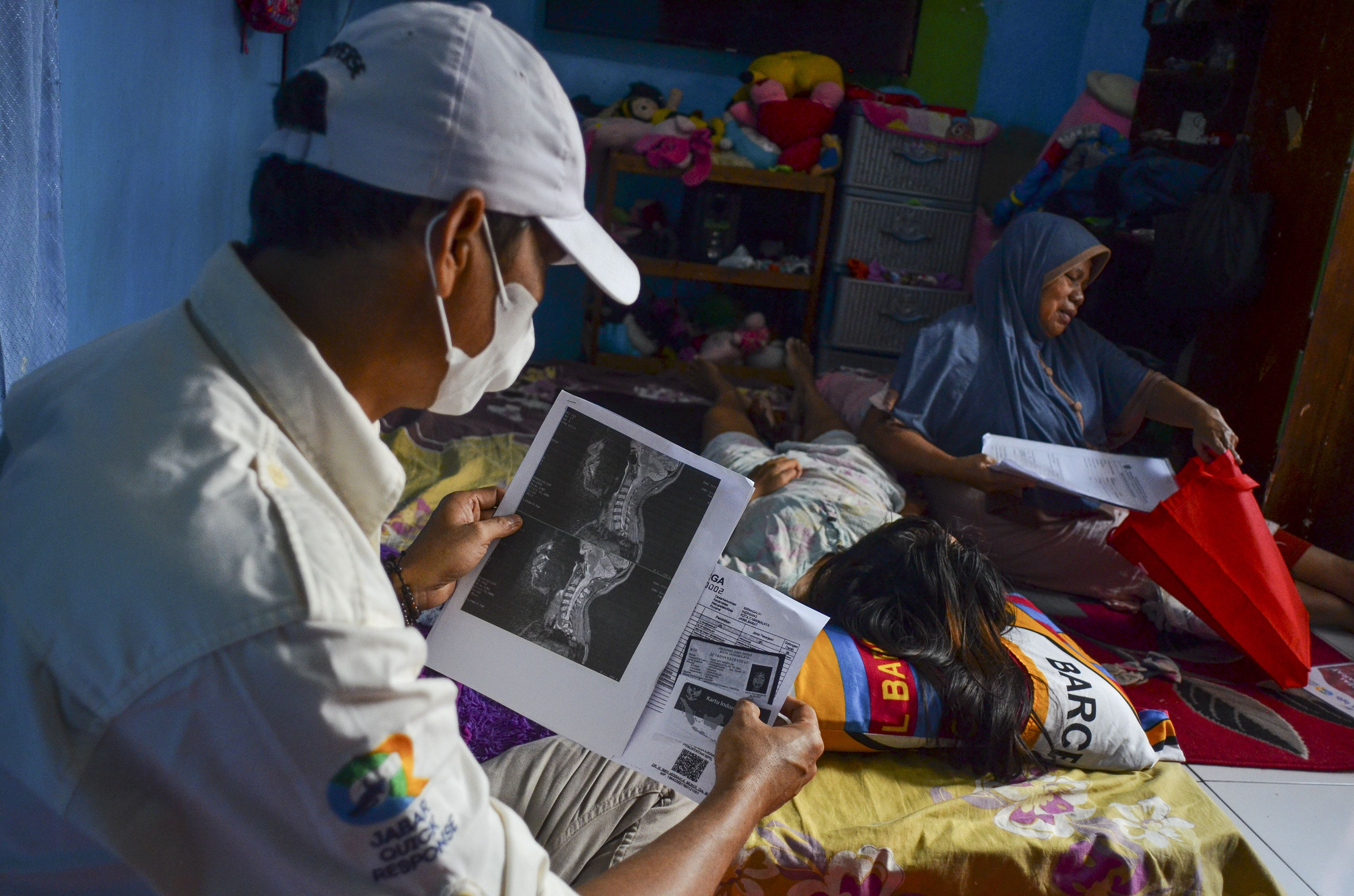 Relawan Jabar Quick Response (JQR) saat mengunjungi warga yang menderita penyakit tumor di Tasikmalaya