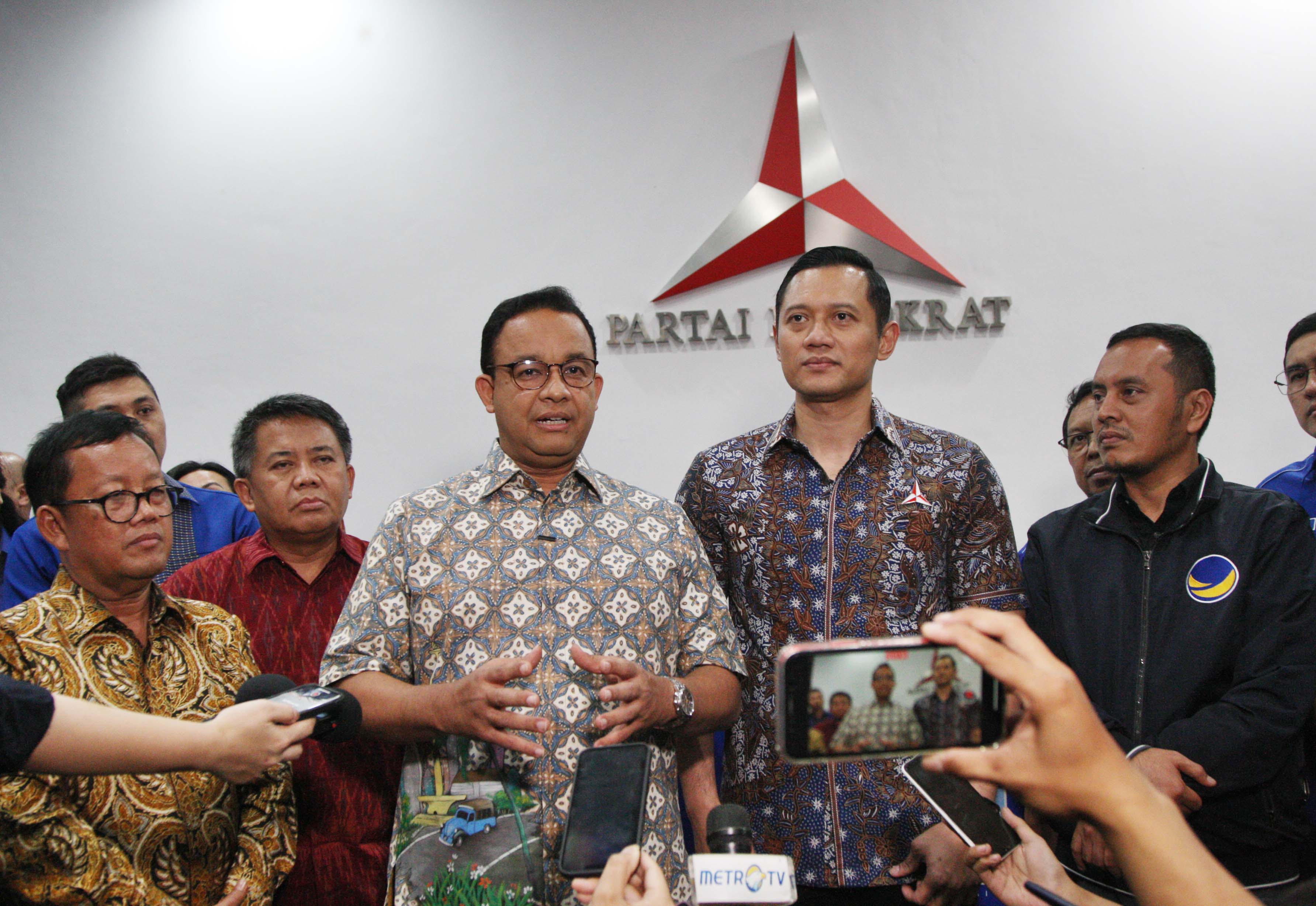 Calon Presiden dari Partai NasDem Anies Baswedan (ketiga dari kiri)
