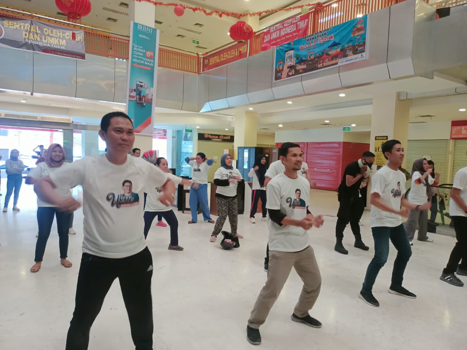 Komunitas UKM Sahabat Sandi menjalin silatruahmi dengan pelaku ekonomi kreatif Kota Makassar, Sulsel dengan senam bersama, di Makassar Mall.