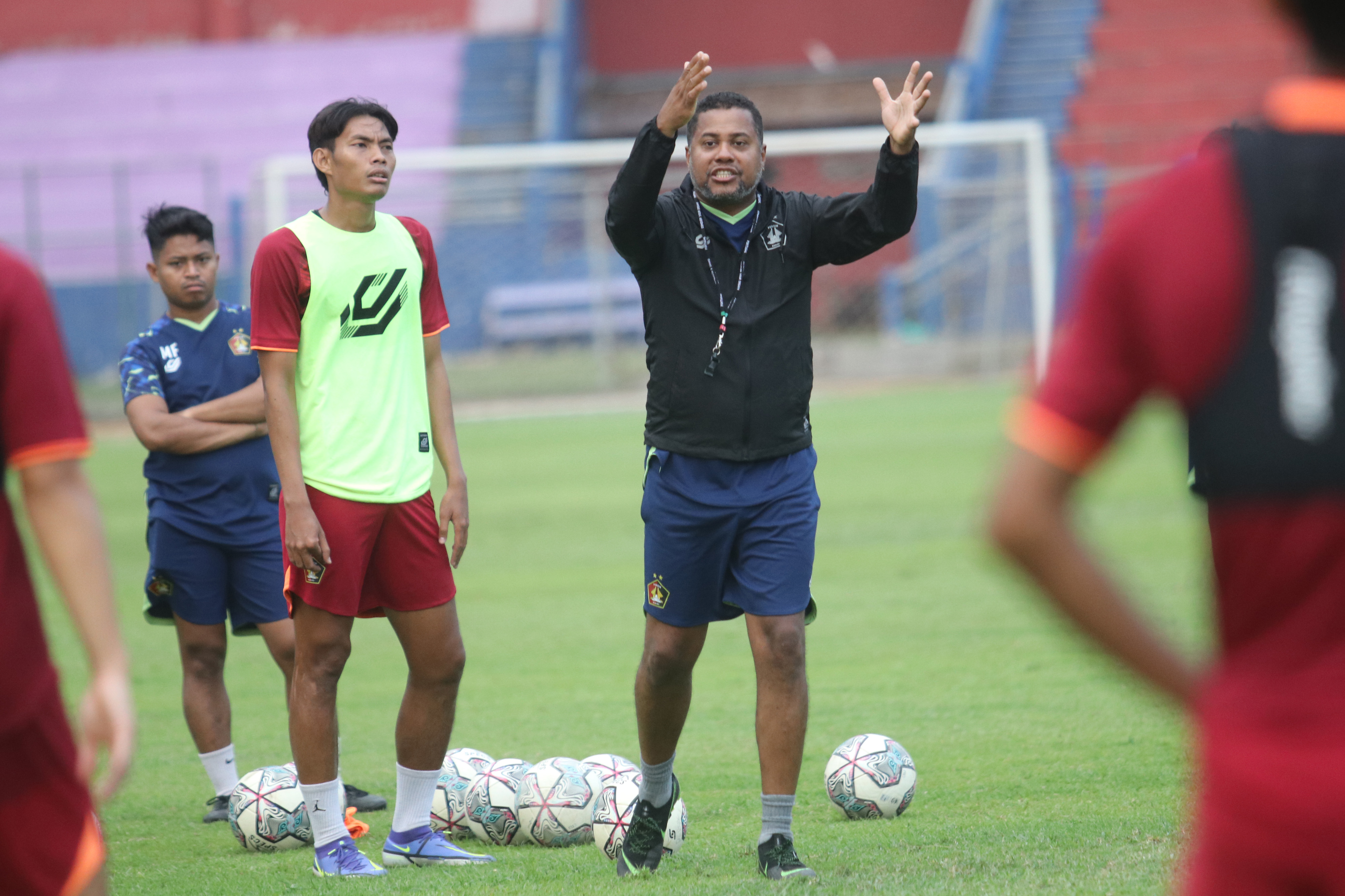 Pelatih baru Persik Kediri Divaldo Alves (kanan) memberikan arahan kepada pemain saat memimpin latihan di Stadion Brawijaya