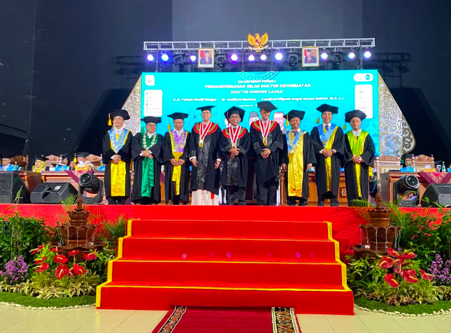 Penganugerahan Gelar DR HC UIN Suka kepada KH Yahya Cholil Staquf, Sudibyo Markus, dan Kardinal Ayuso, Senin (!3/2).