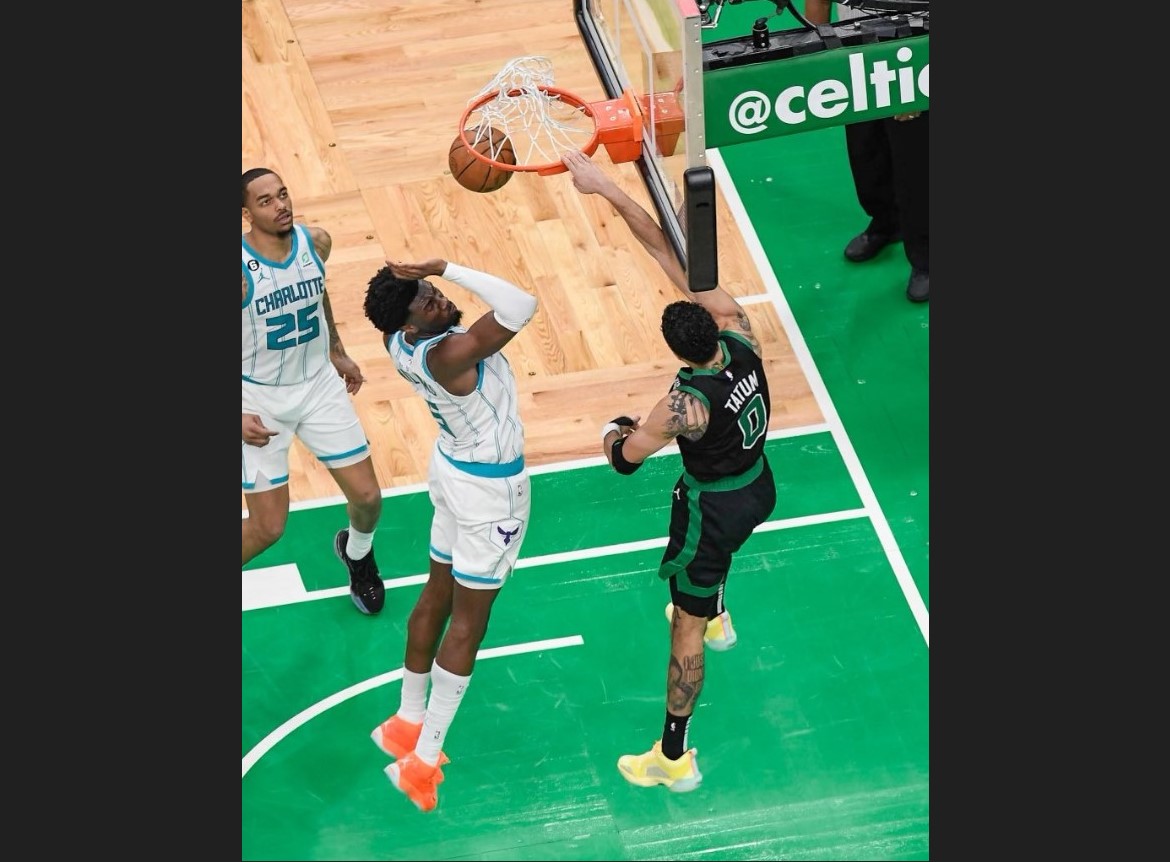 Pebasket Boston Celtics Jayson Tatum melakukan slam dunk dalam laga NBA melawan Charlotte Hornets