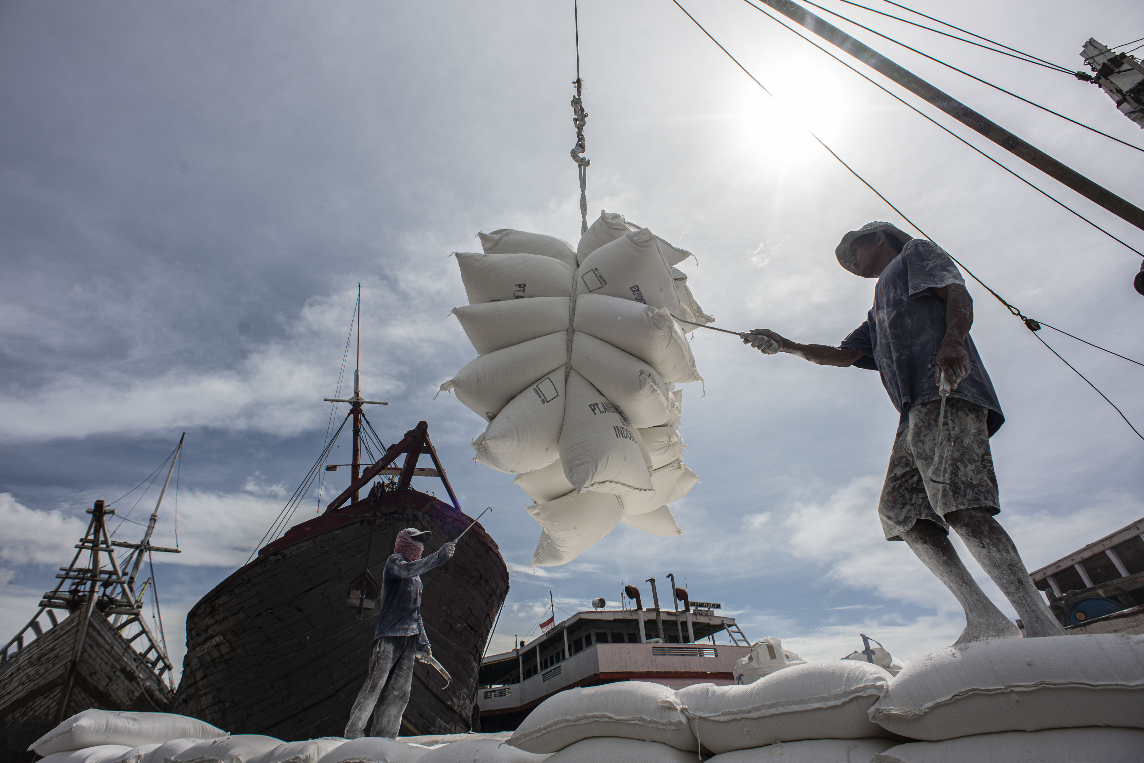 Pekerja melakukan bongkar muat barang di Pelabuhan Sunda Kelapa, Jakarta.