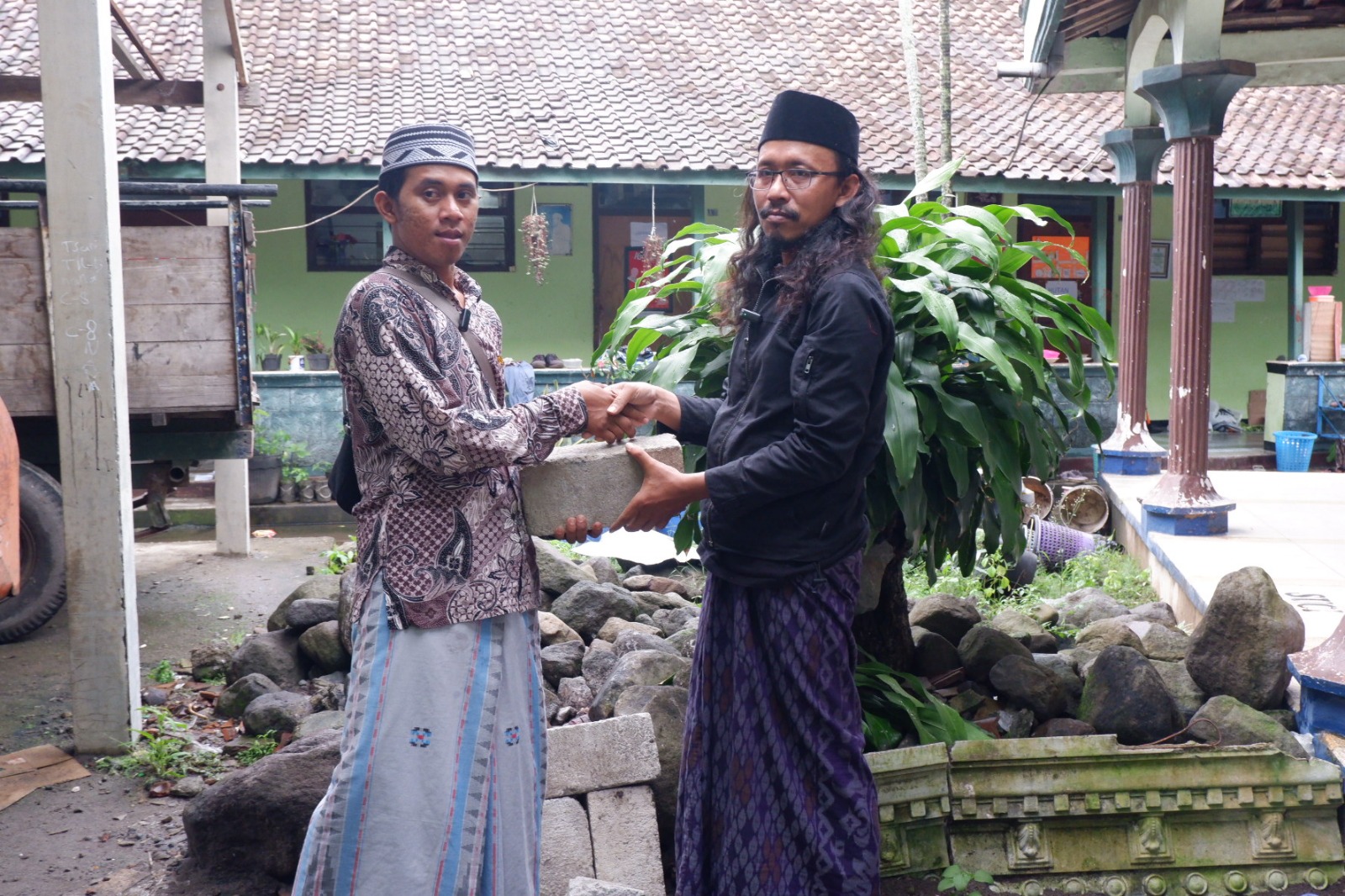 Koordinator Wilayah GGN Jawa Timur, Gus Alwy Hasan (kanan) menyerahkan secara simbolis bantuan untuk Ponpes Hidayatul Mubtadiin, Asrama Suna