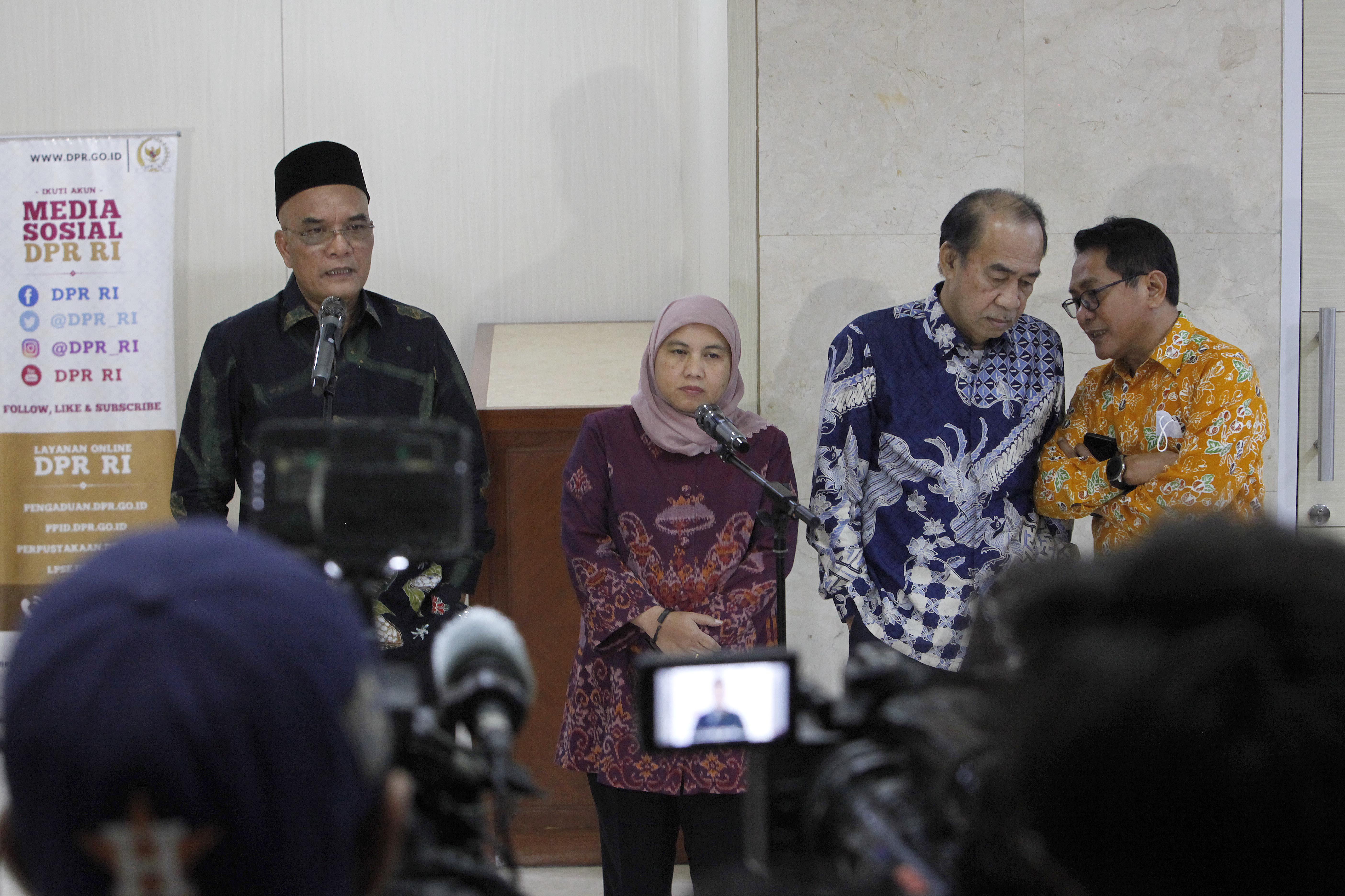Wakil Ketua Komisi VIII DPR RI Marwan Dasopang (kiri) saat jumpa pers usai RDP terkait biaya haji di Gedung Nusantara II (14/2/2023). 