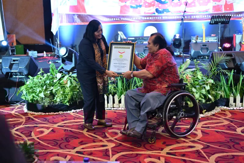  Presiden NPC Indonesia Senny Marbun menerima piagam MURI dari Perwakilan MURI Sri Widayati. 