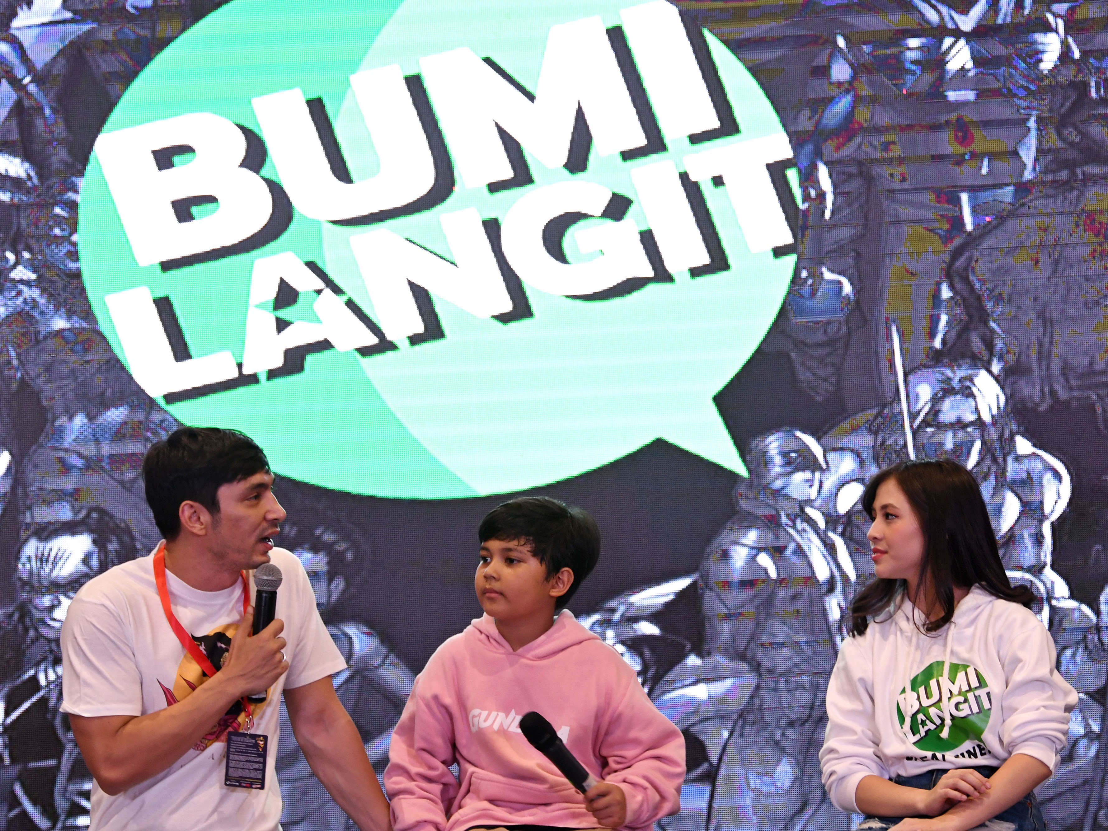 Aktor pemeran karakter Sancaka sekaligus Gundala Abimana Aryasatya (kiri), aktor pemeran tokoh Sancaka kecil, Muzakki Ramdhan.