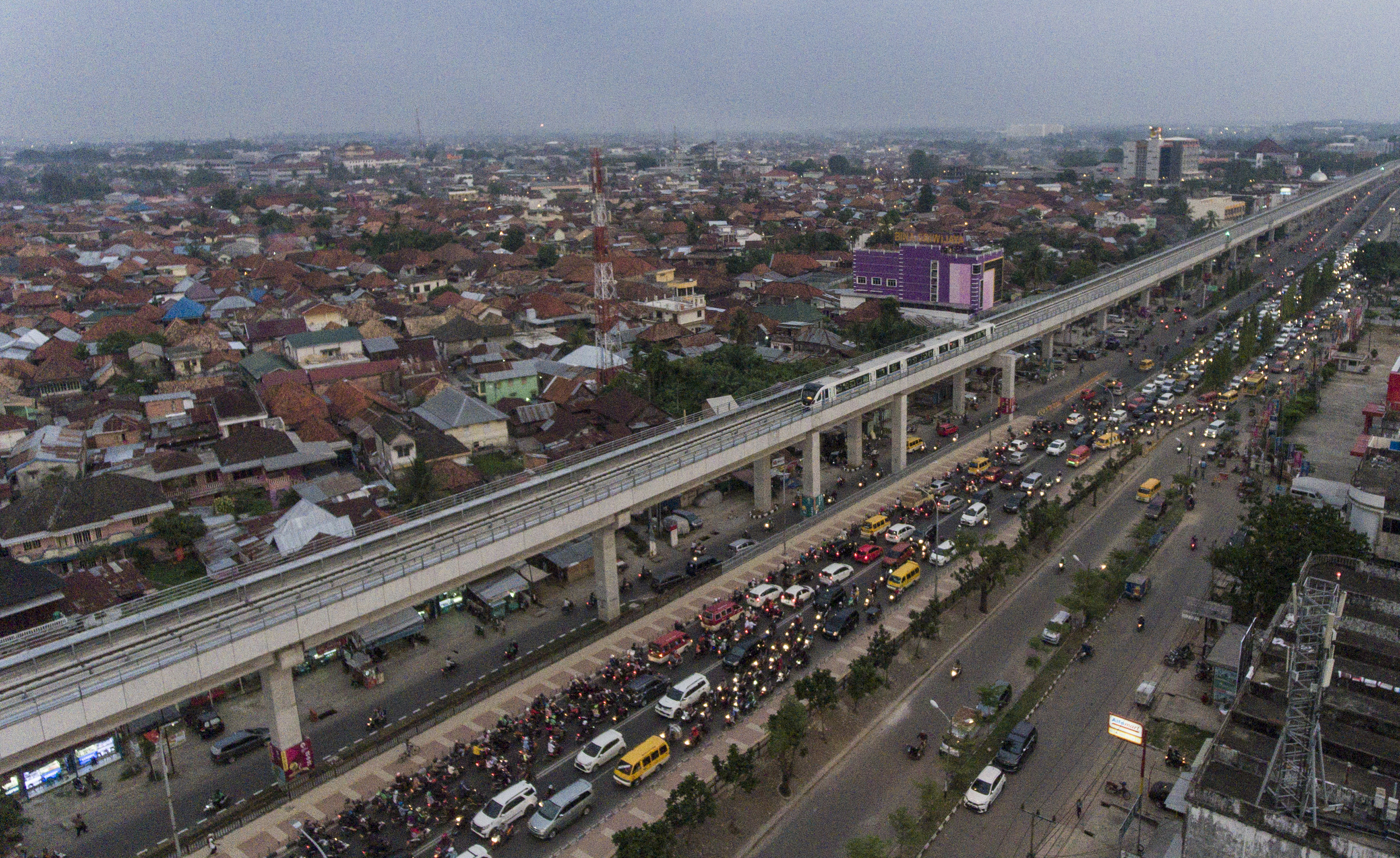 Rangkaian kereta LRT Sumsel melintas di wilayah Palembang.