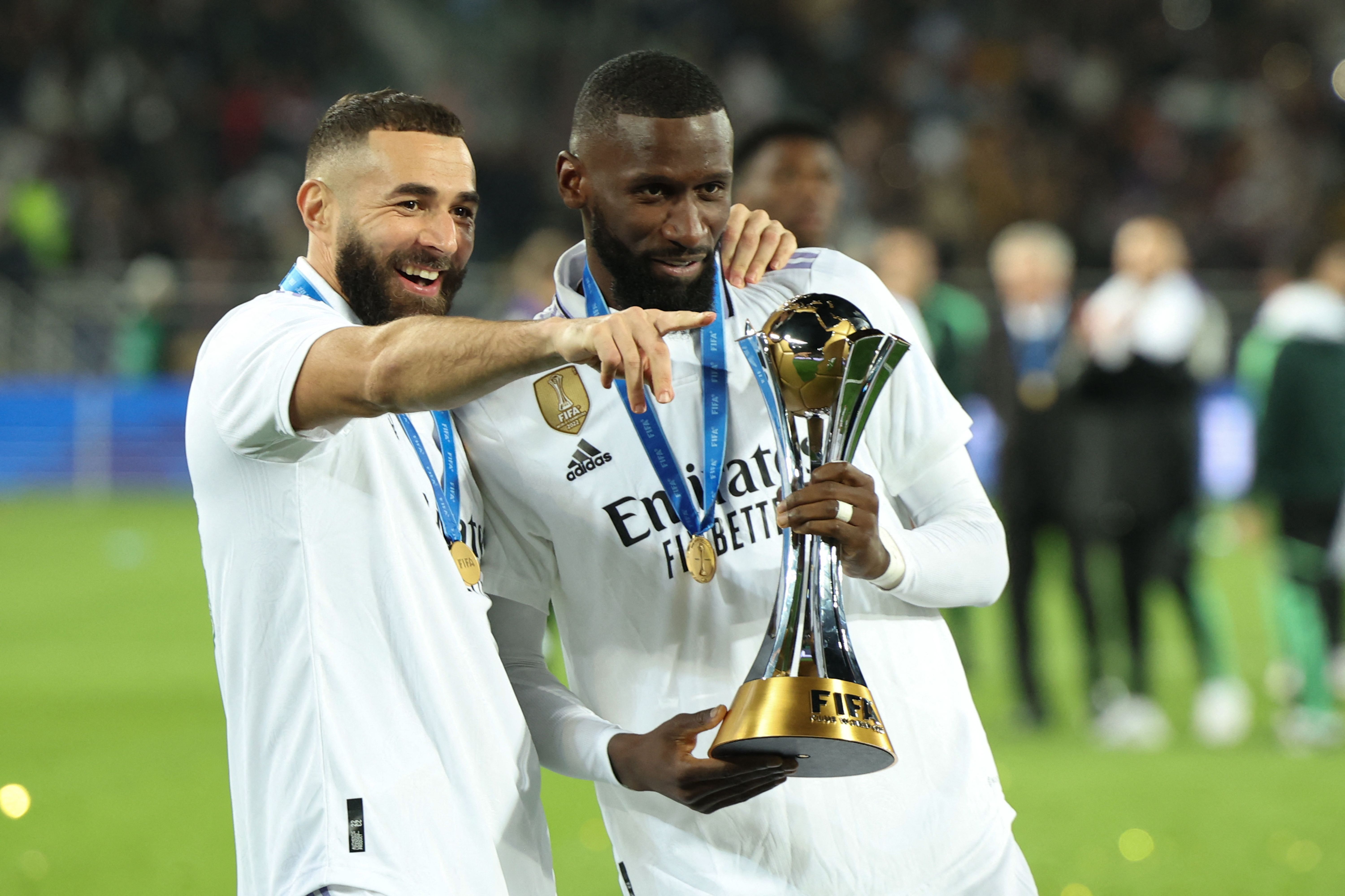 Karim Benzema (kiri) dan Antonio Rudiger merayakan kemenangan. 