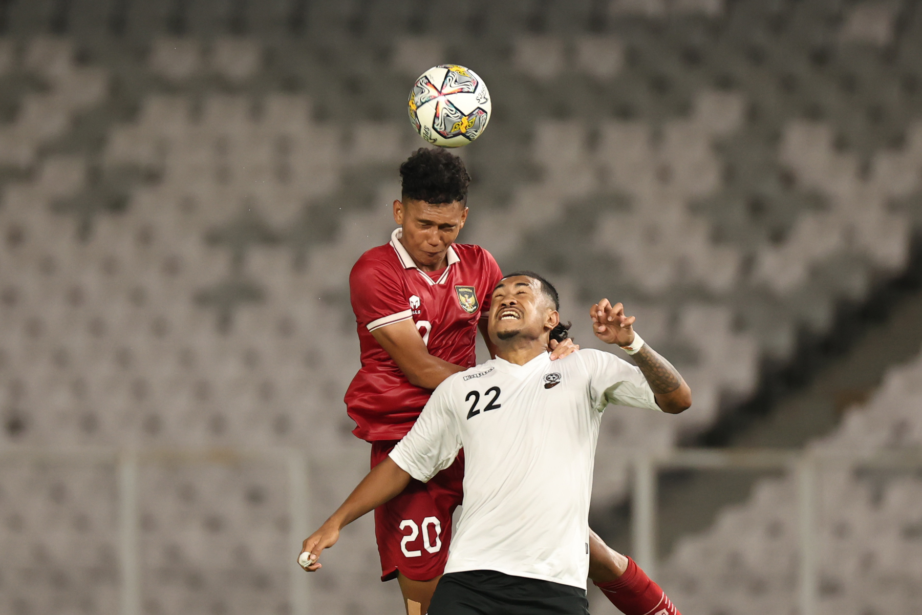 Pesepak bola tim U-20 Indonesia Ginanjar Wahyu (kiri) berduel dengan pemain Fiji U-20 Peter Ravitisai (kanan) di Stadion GBK (17/2/2023).