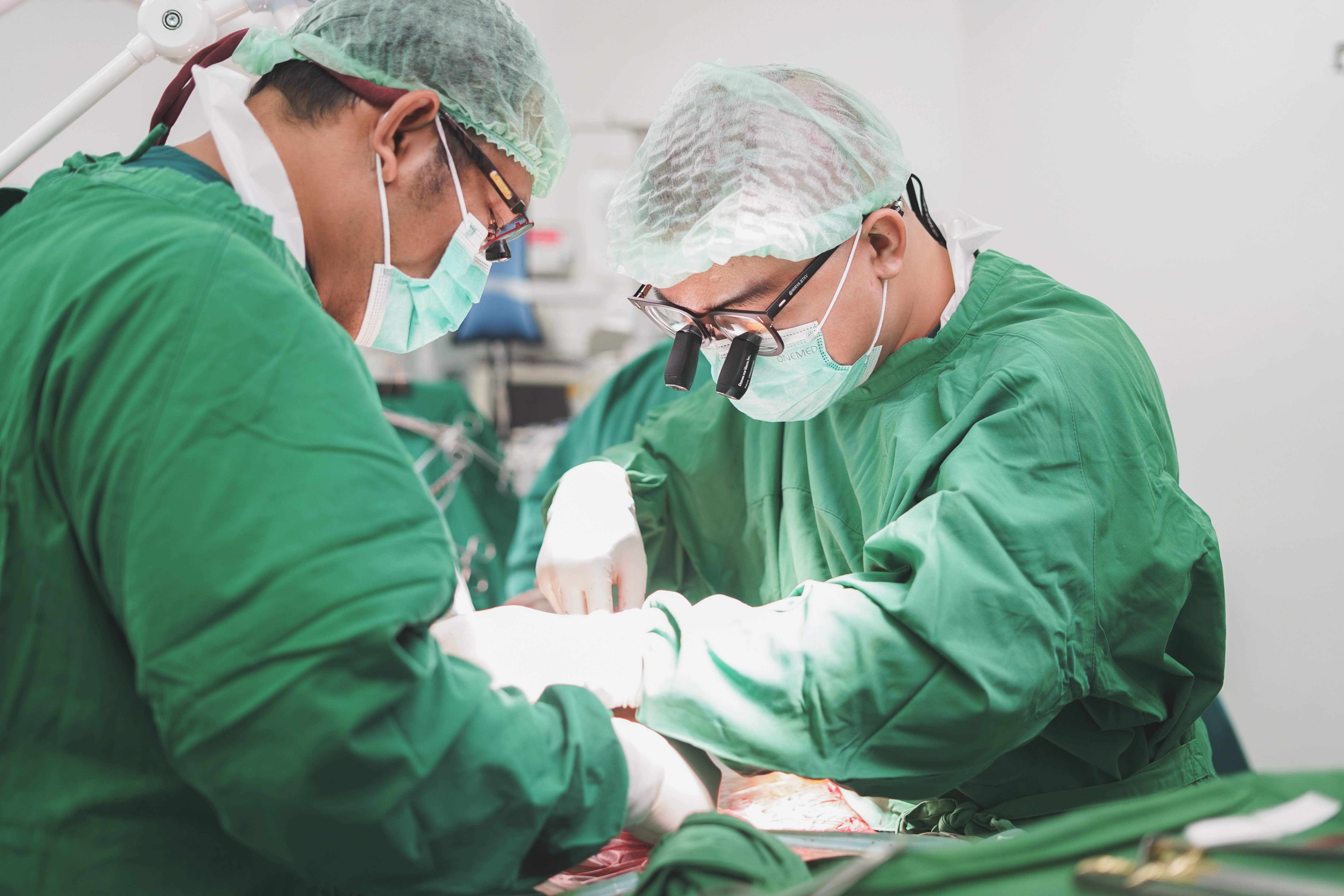 Dokter spesialis Bedah Toraks Kardiovaskulardr. Wirya Ayu Graha Sp. BTKV. Subsp. JD (K) (kanan) dari Bethsaida Hospital.