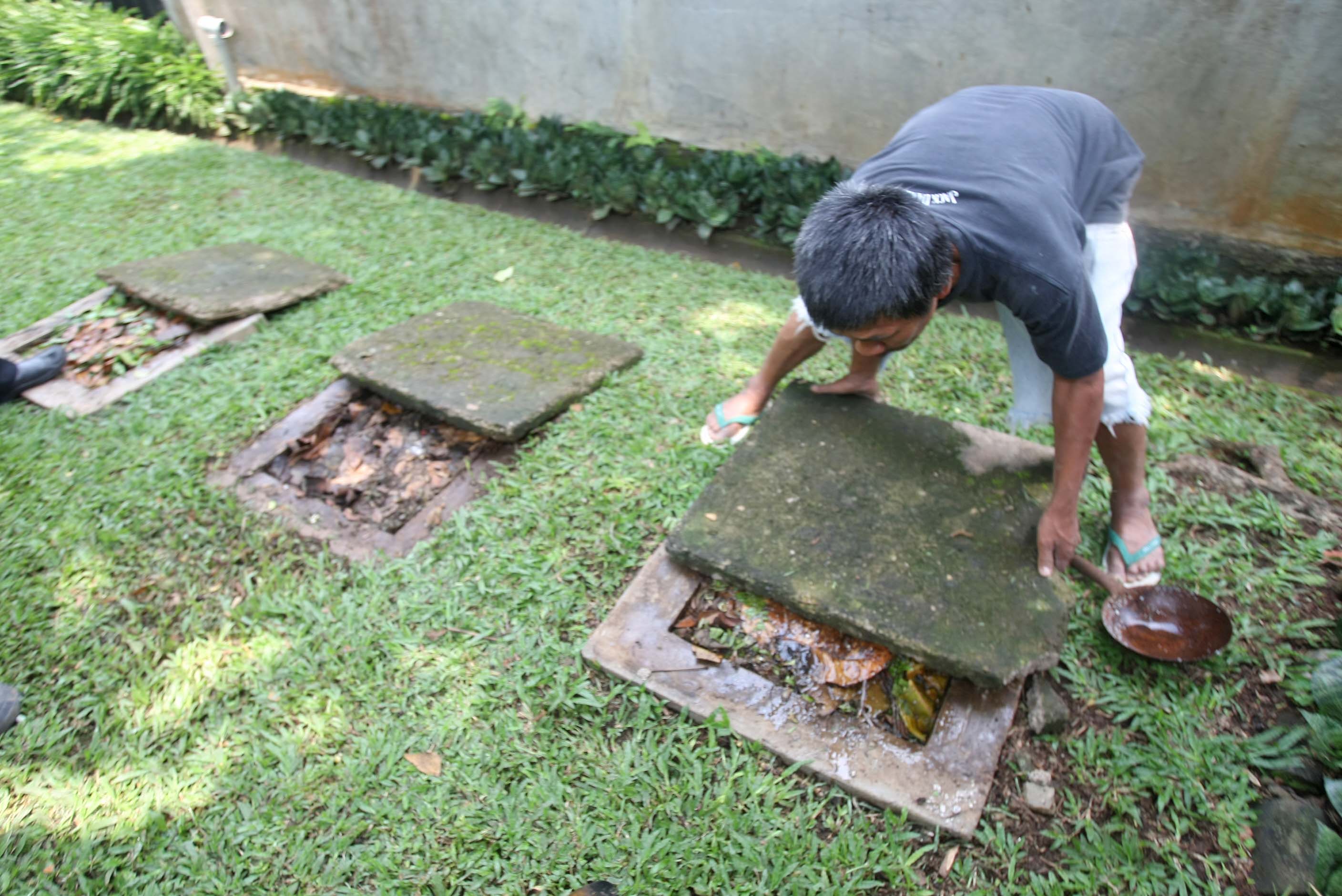 Pembuatan kompos di rumah Sobirin, Bandung, Jawa Barat.