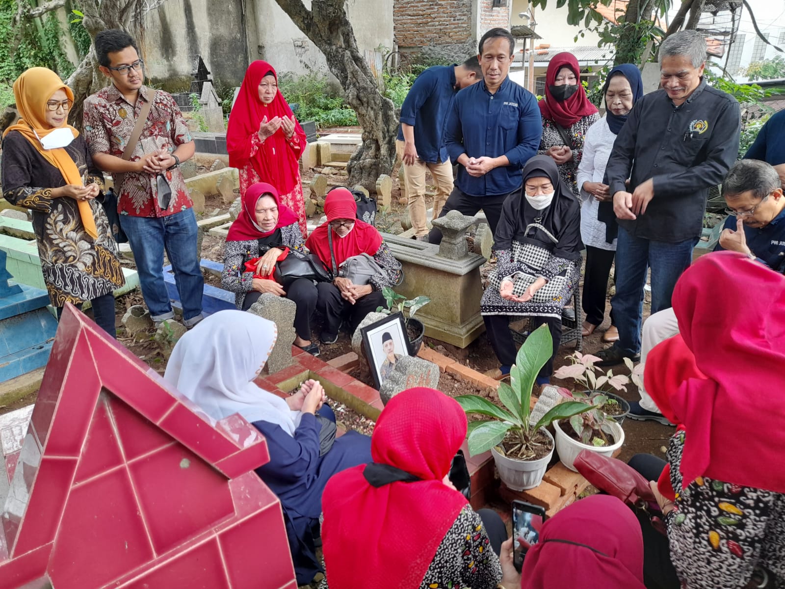 Sejumlah pengurus PWI Jawa Tengah dan para ibu menziarahi makan wartawan senior Wahyudi HR