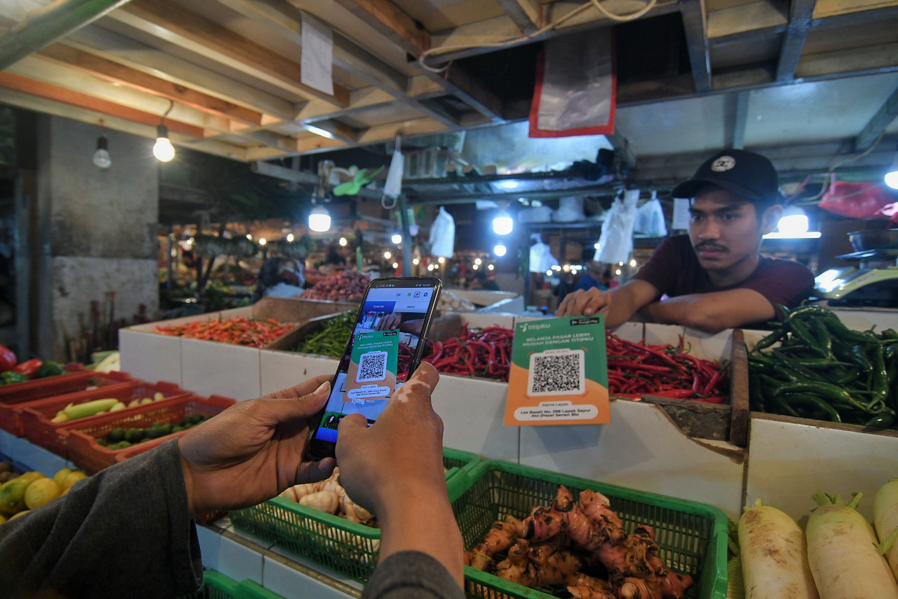 Potret warga saat melakukan pembayaran digital di pasar wilayah Jakarta.