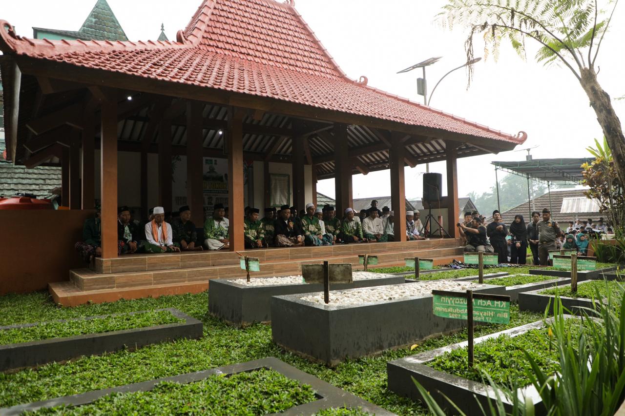 Jajaran PBNU berziarah ke makam KH Hisyam Abdul Karim