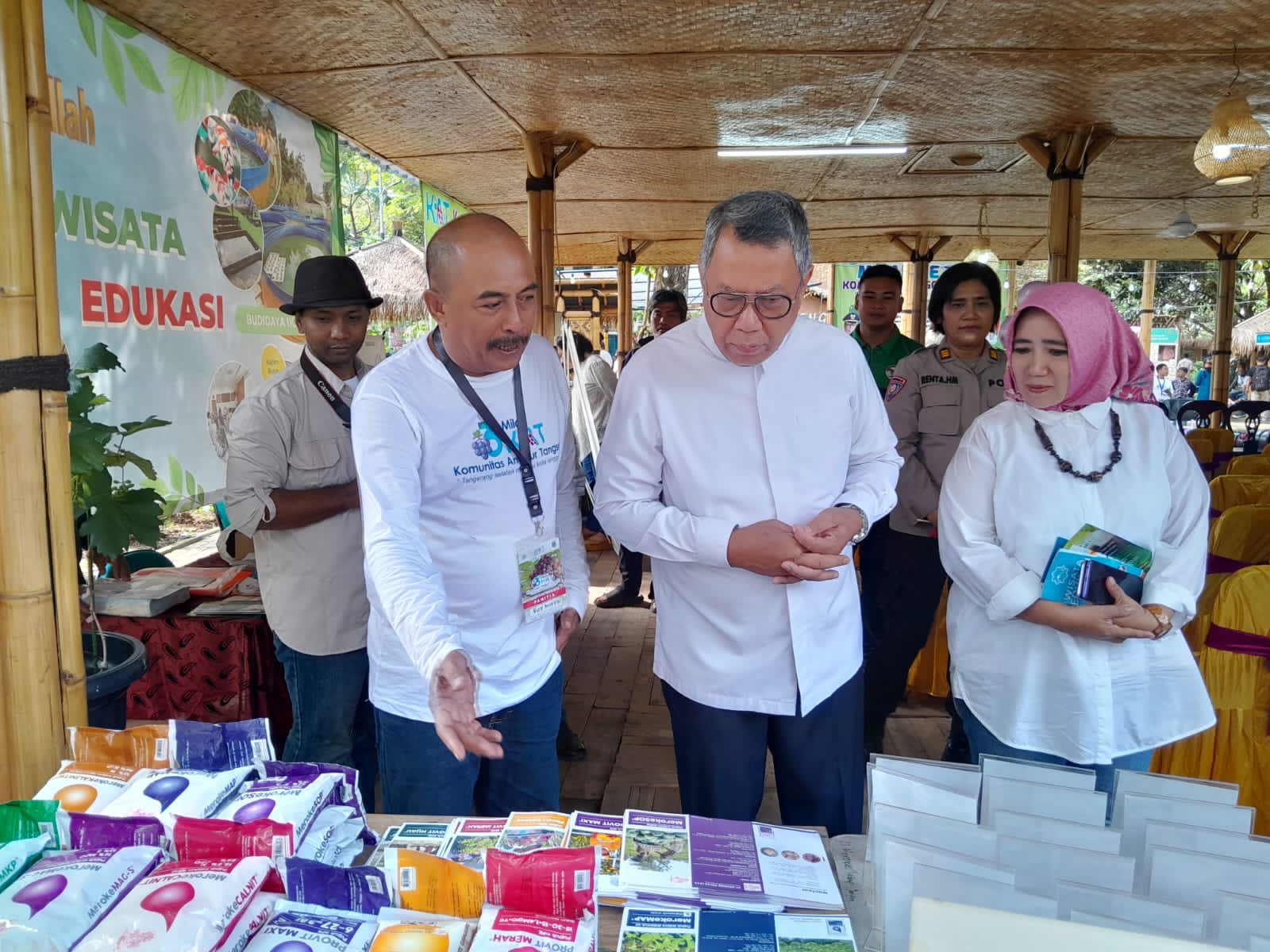 Wali Kota Tangsel Benyamin Davnie menghadiri mila ke-3 Komunitas Anggur Tangsel (KAT) 