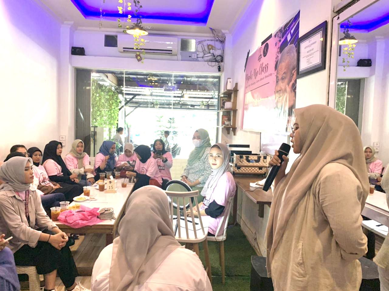 Srikandi Ganjar Sumsel menggelar kelas kecantikan dengan tema care about beauty, care about healthy bersama Tasya Gallery.