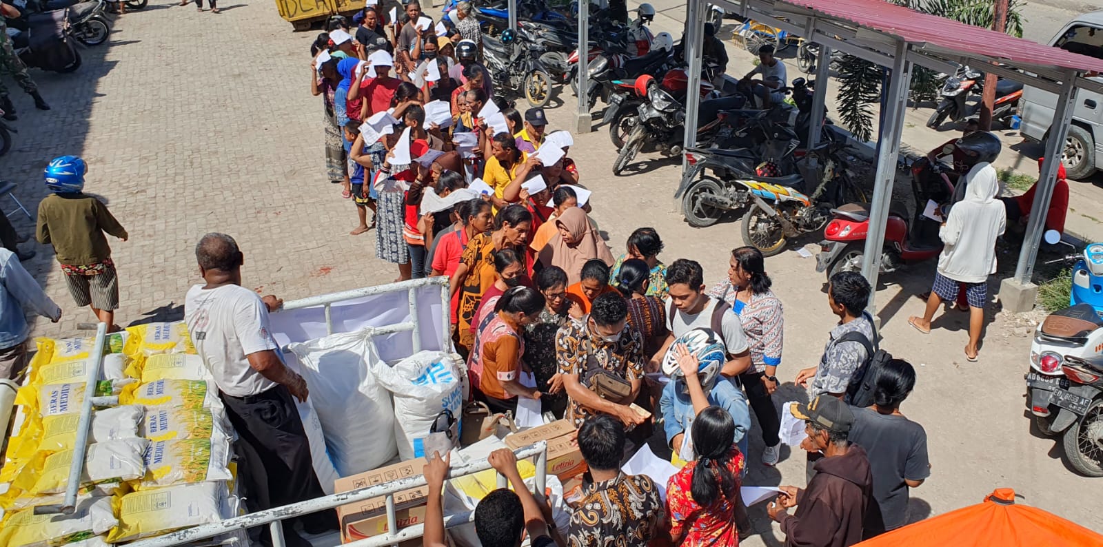 Warga mengantri membeli beras murah di operas pasar yang digelar pemerintah daerah