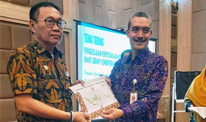 Direktur Polbangtan Bogor, Syaifuddin Anwar (kiri) menerima Sertifikat Akreditasi A dari Perpusnas, di Depok, Selasa (21/2/2023)