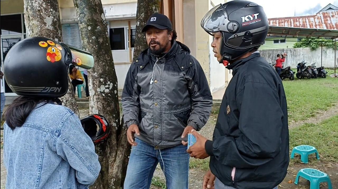 Apong saat berdebat dengan korban di halaman kantor Dinas Dukcapil Manggarai, NTT, Jumat (10/2) siang.