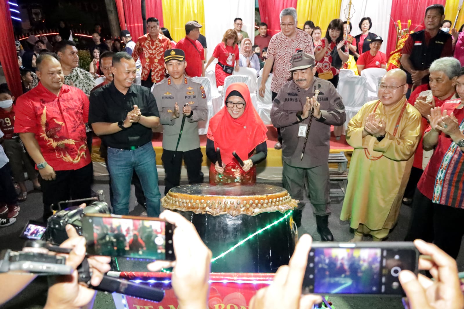 Wali Kota Pematang Siantar Susanti Dewayani membuka pawai Cap Gomeh 2574 Gongzili atau 2023 Masehi menurut perayaan Imlek, Minggu malam (6/2