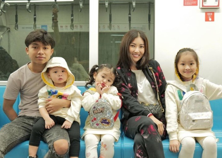 Sarwendah (kedua dari kanan) bersama anak-anaknya.