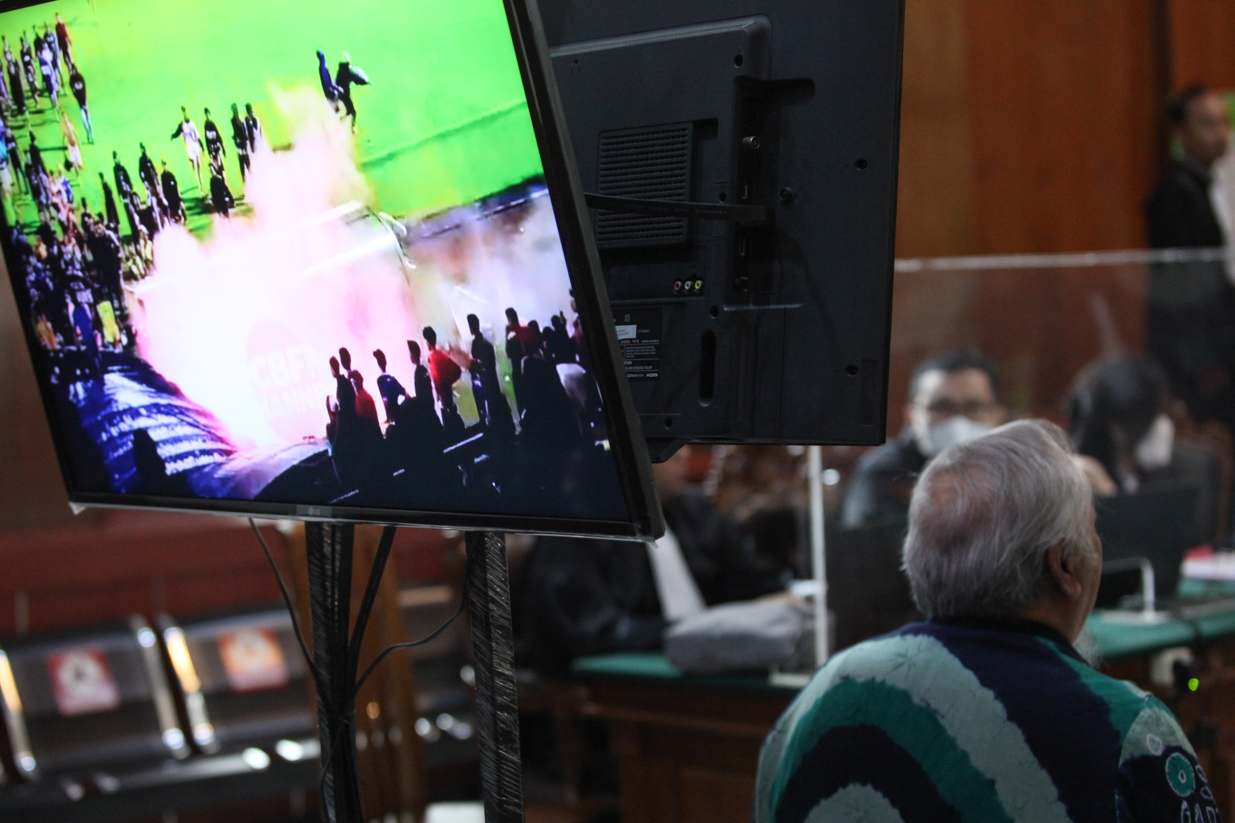 Sebuah rekaman video yang disiarkan pada persidangan Tragedi Kanjuruhan di Pengadilan Negeri Surabaya, Jawa Timur.