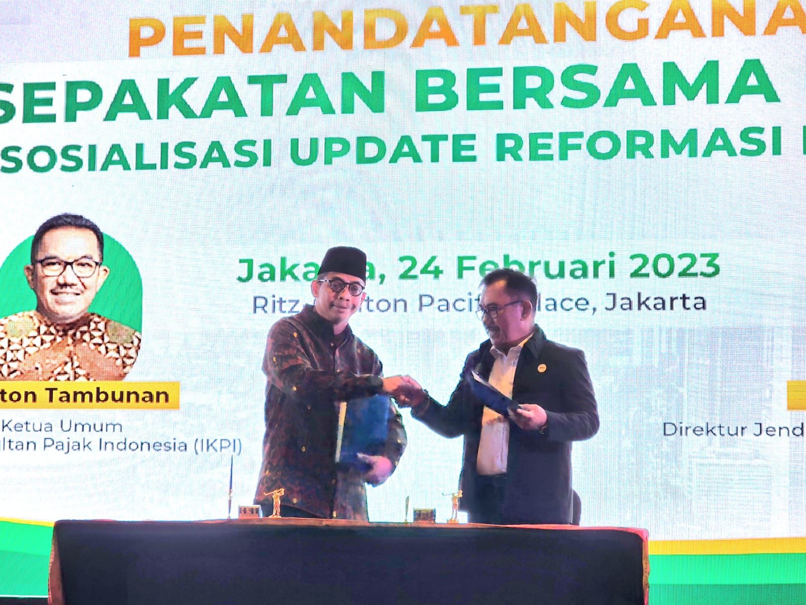 Dirjen Pajak  Suryo Utomo (kiri) dan Ketum IKPI  Ruston Tambunan (kanan) usai teken perpanjangan MoU dengan DJP, pada Jumat (24/2/2023)