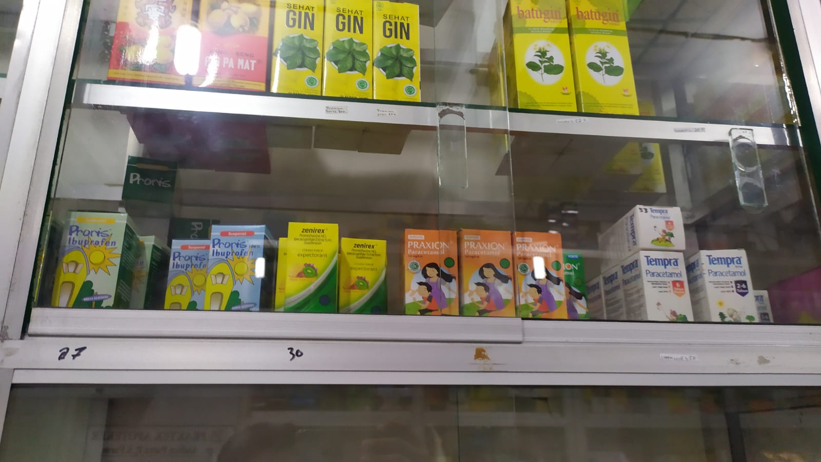 Obat dipajang di apotek.