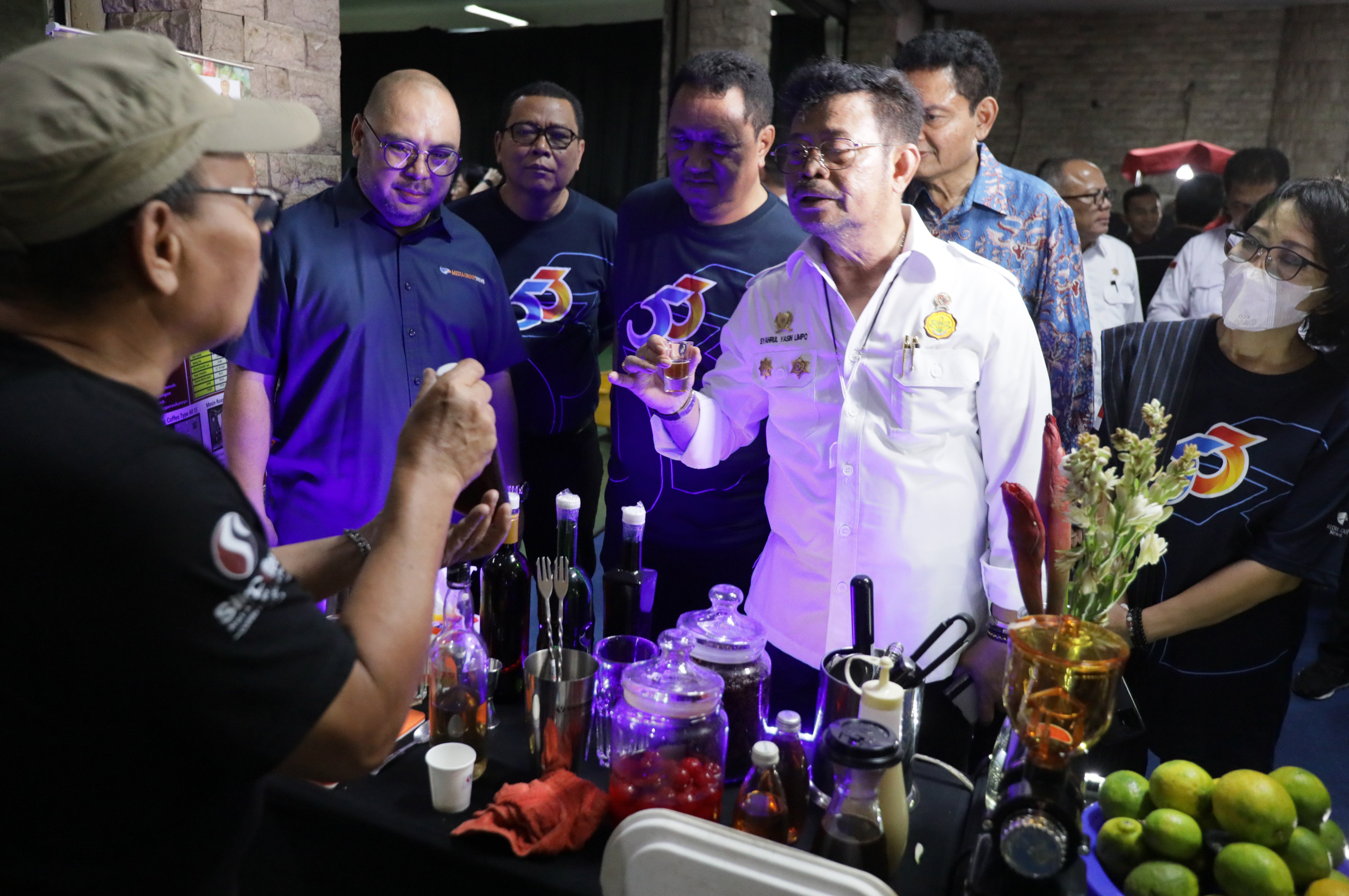 Menteri Pertanian Syahrul Yasin Limpo (tengah) didampingi CEO Media Group Mirdal Akib (empat kanan).