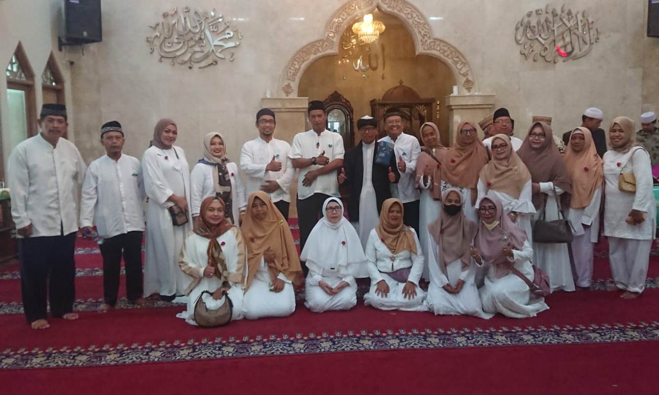 KH Encep Umar Zaelani (bergamis hitam) bersama jajaran panitia pelaksana kegiatan.